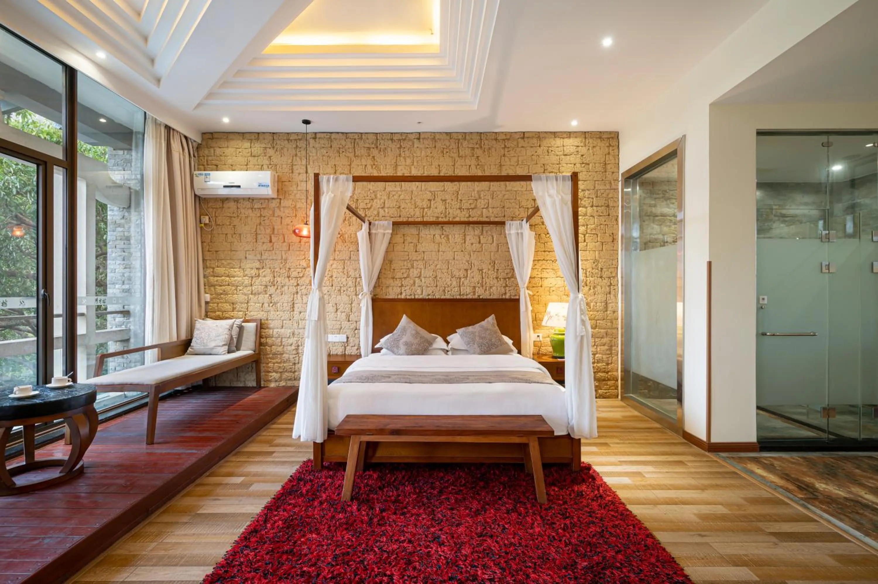 Bed in Guilin Crystal Crescent Moon Hotel