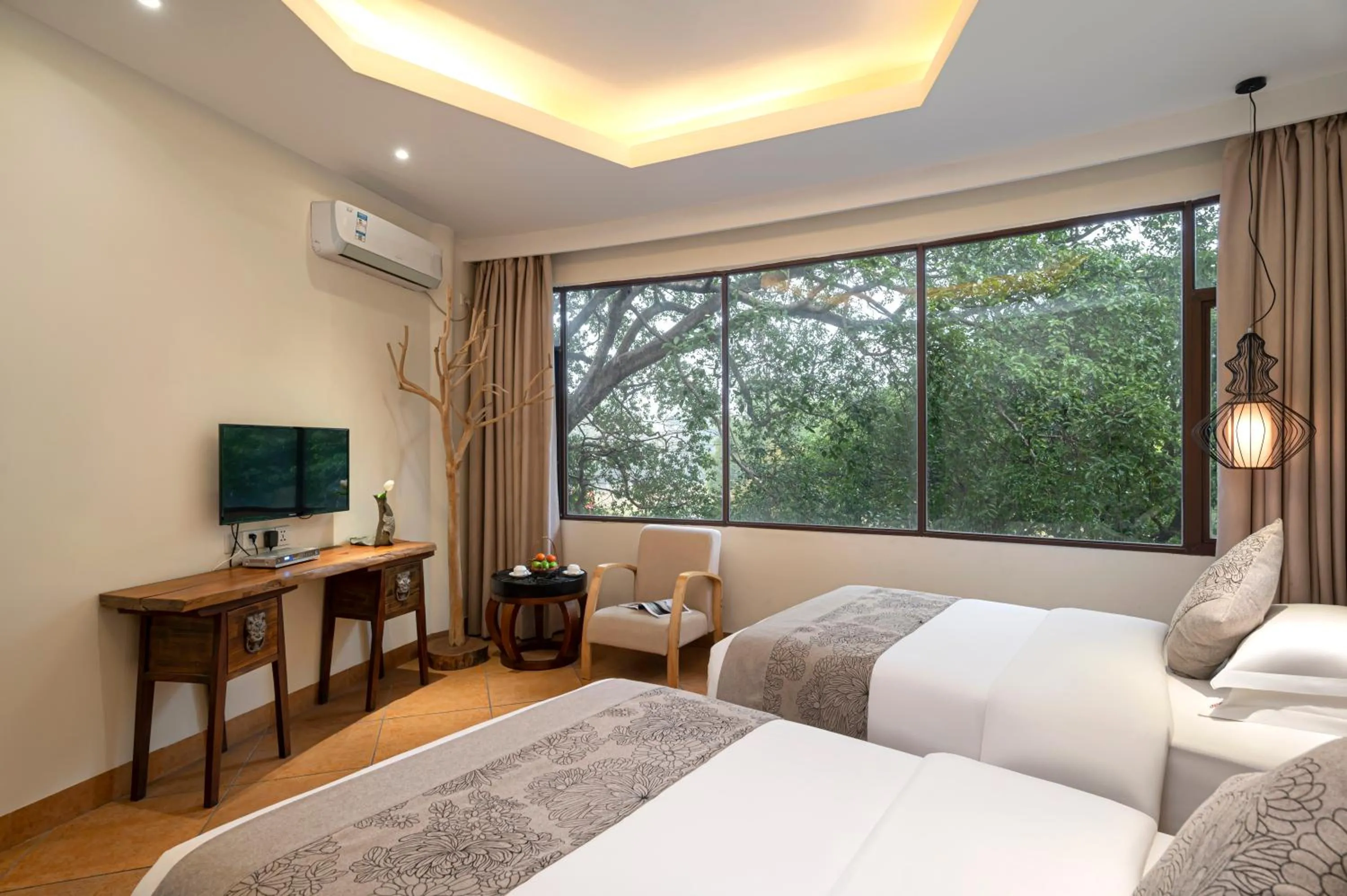 Photo of the whole room, Bed in Guilin Crystal Crescent Moon Hotel