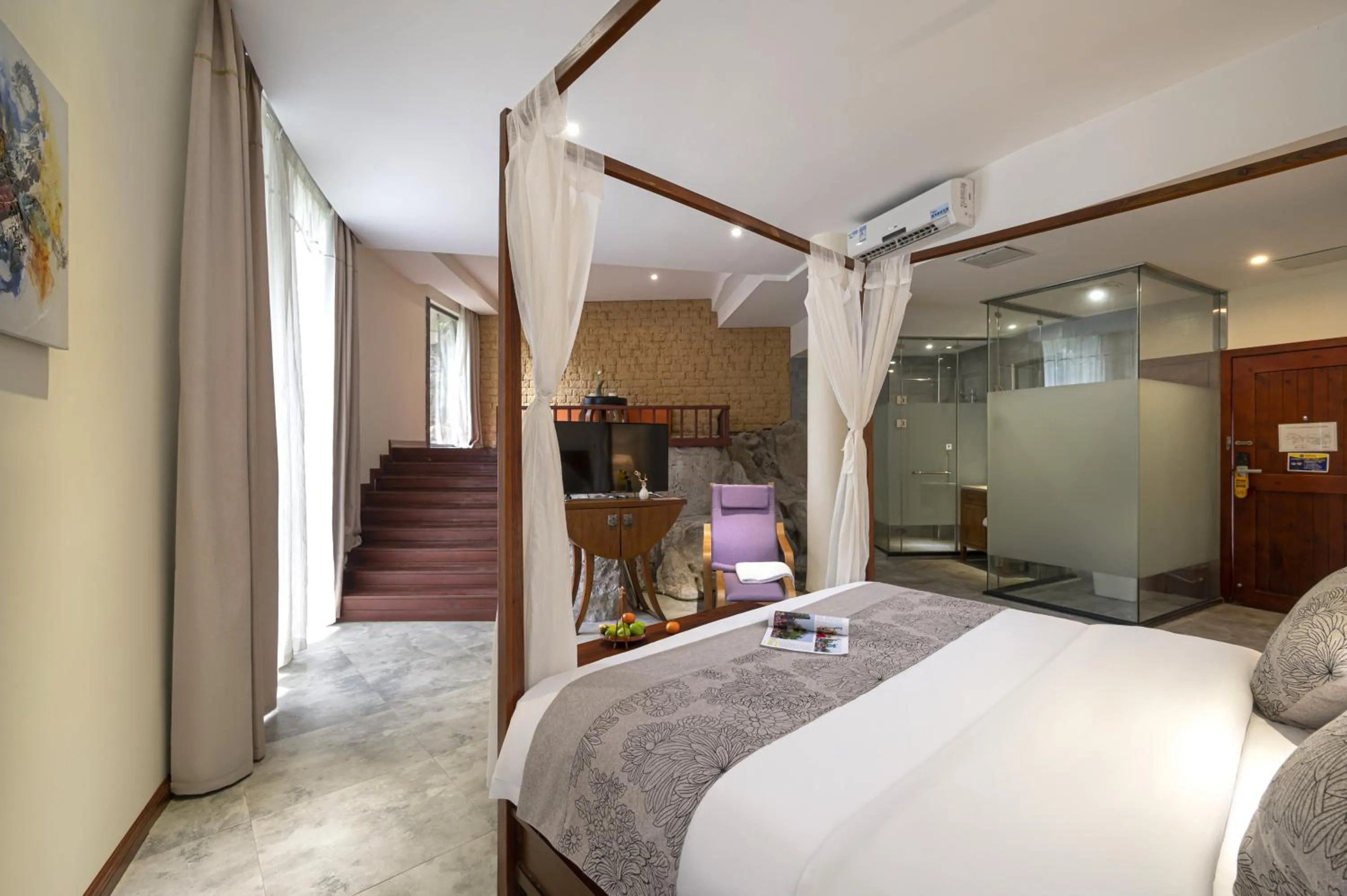 Photo of the whole room, Bed in Guilin Crystal Crescent Moon Hotel