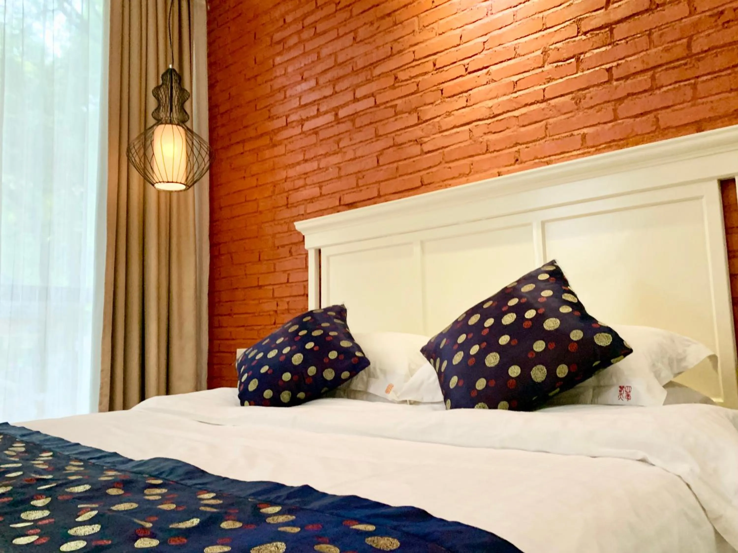 Bed in Guilin Crystal Crescent Moon Hotel