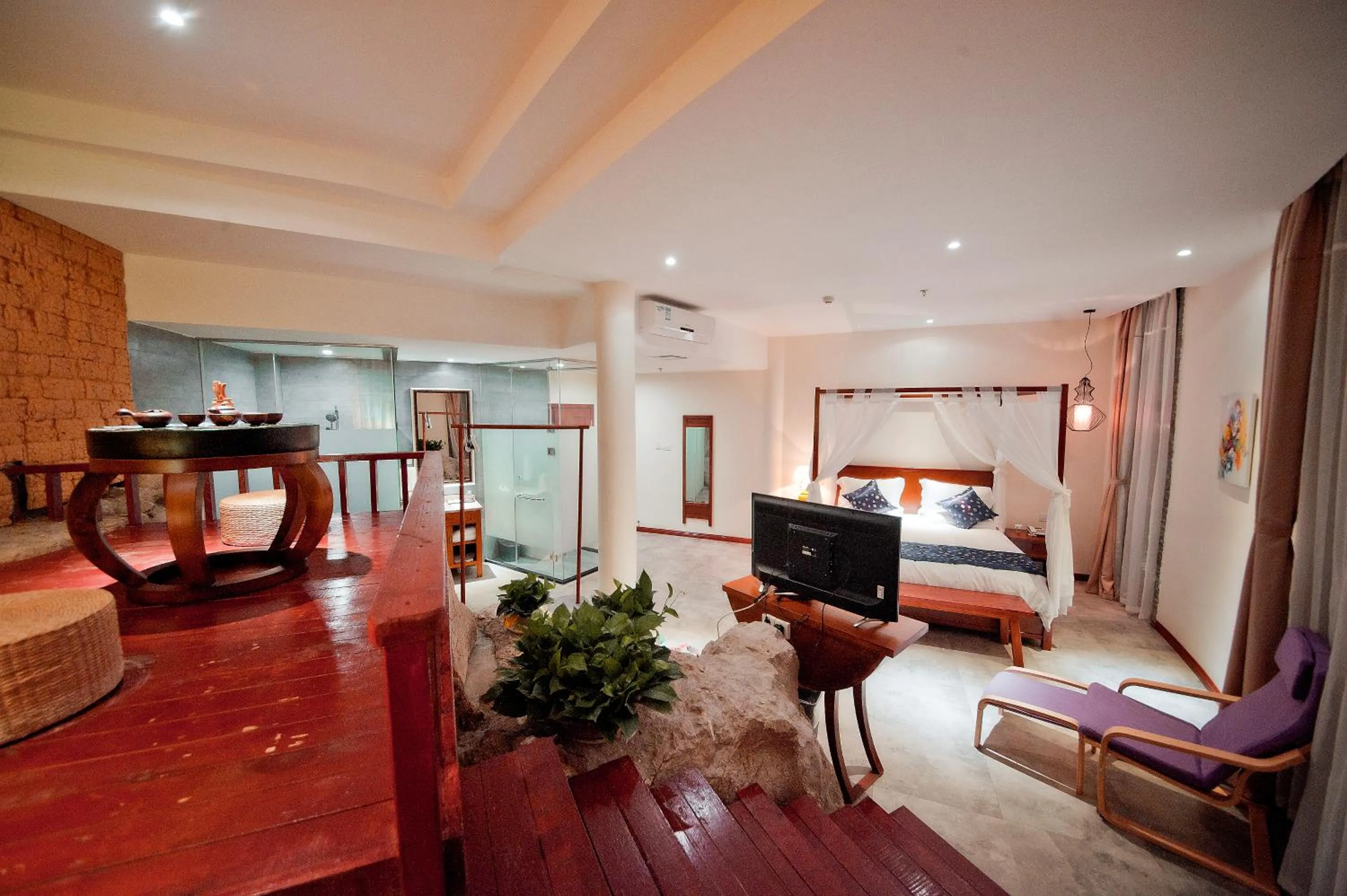 Photo of the whole room, Bed in Guilin Crystal Crescent Moon Hotel