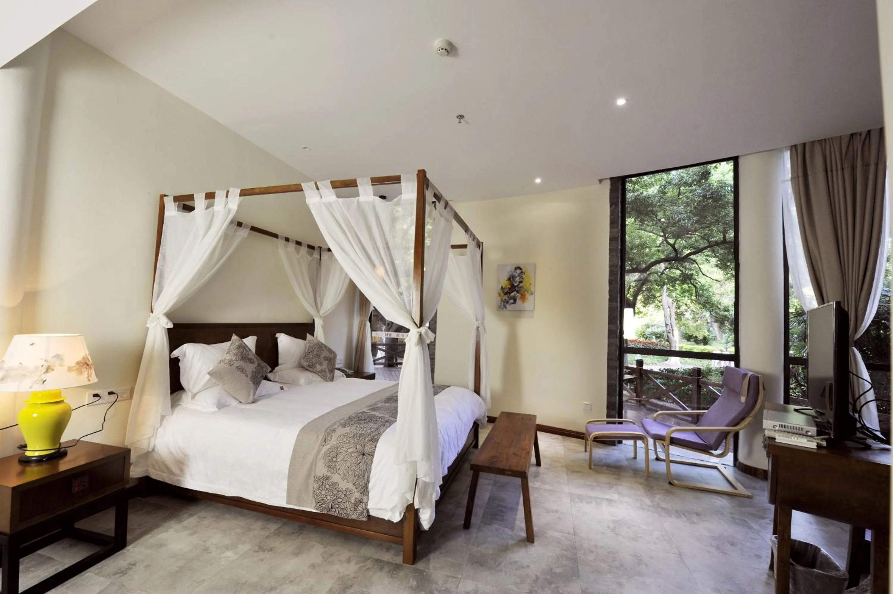 Photo of the whole room, Bed in Guilin Crystal Crescent Moon Hotel