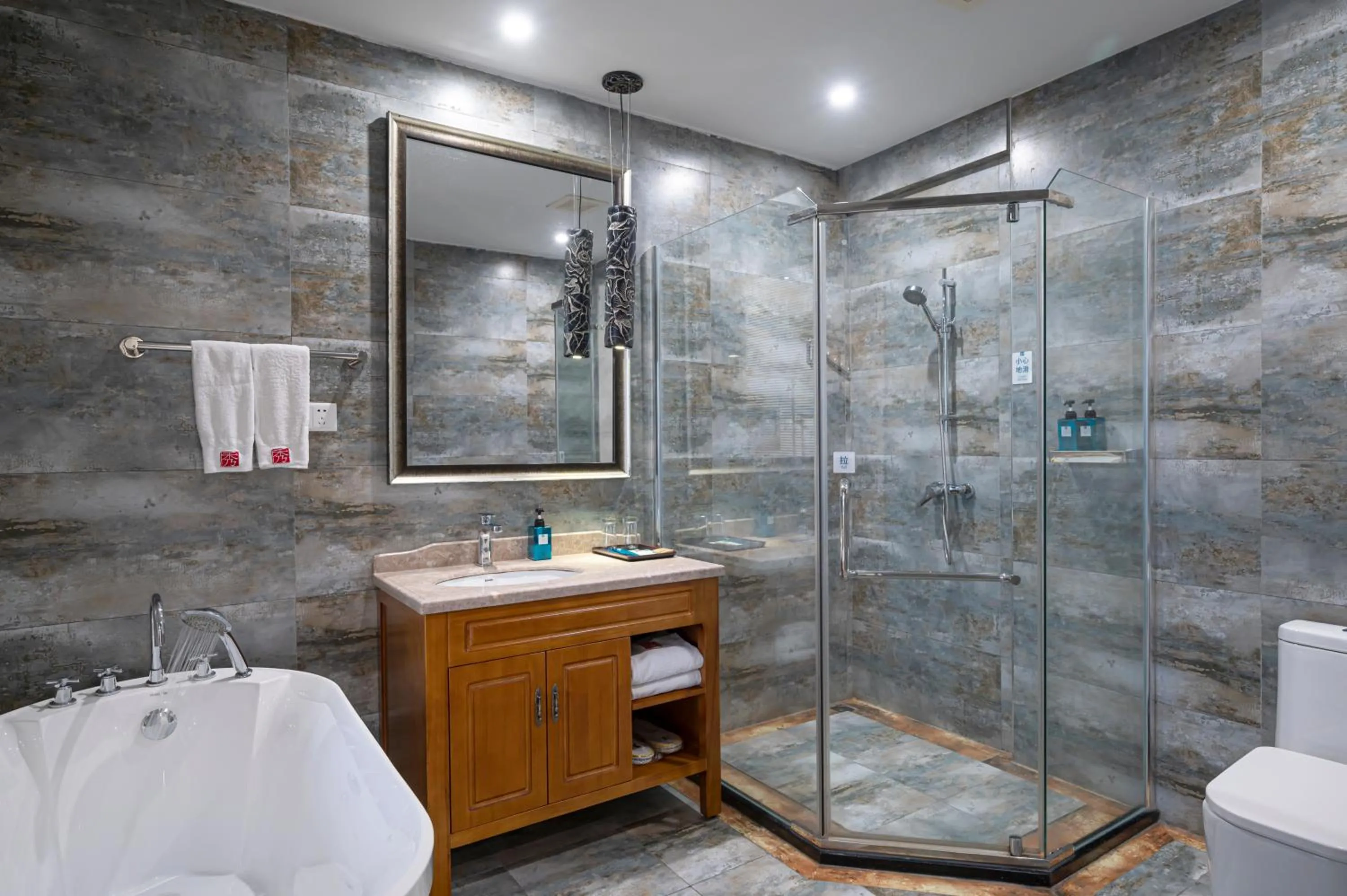 Shower in Guilin Crystal Crescent Moon Hotel