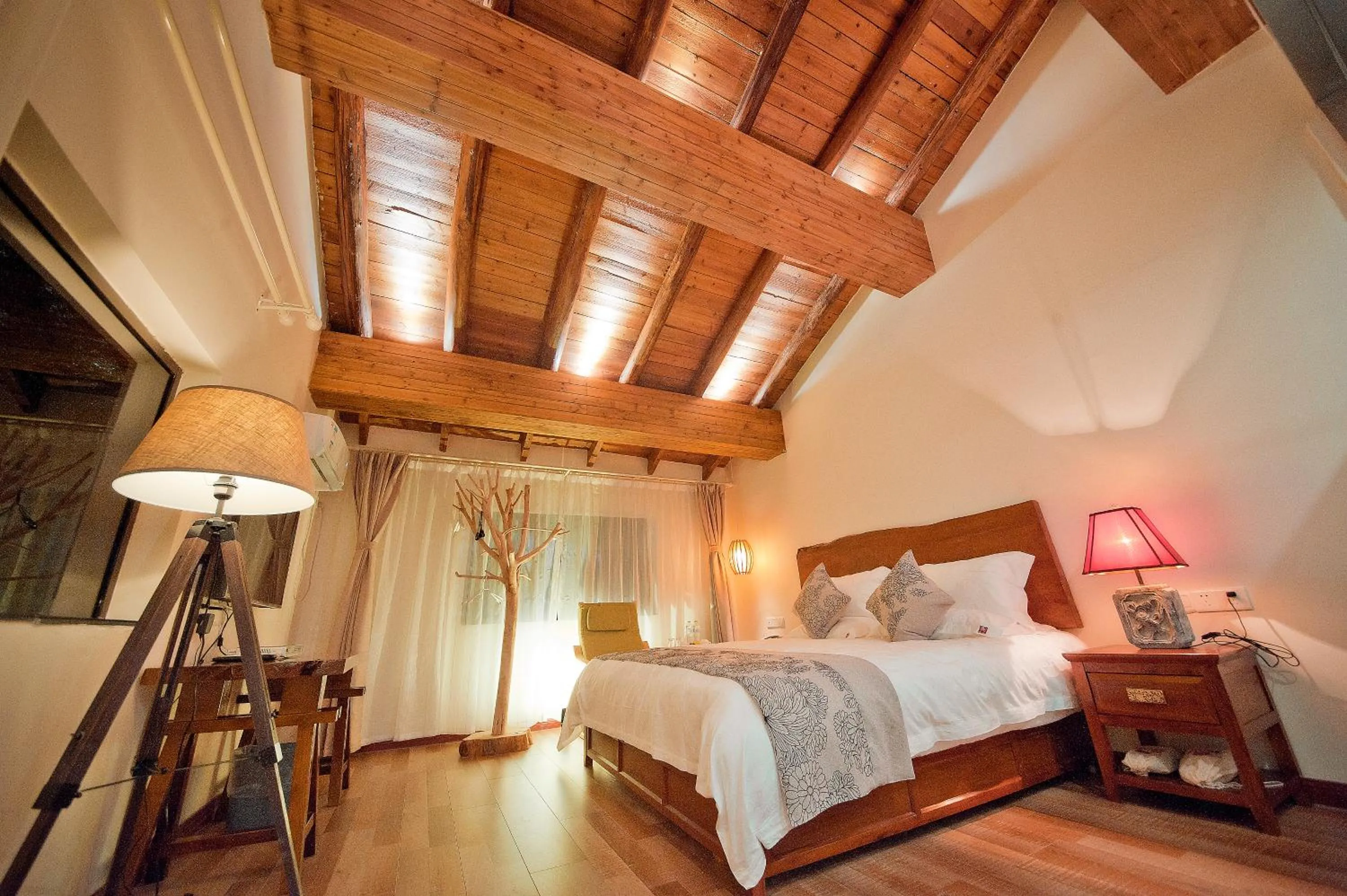 Bed in Guilin Crystal Crescent Moon Hotel