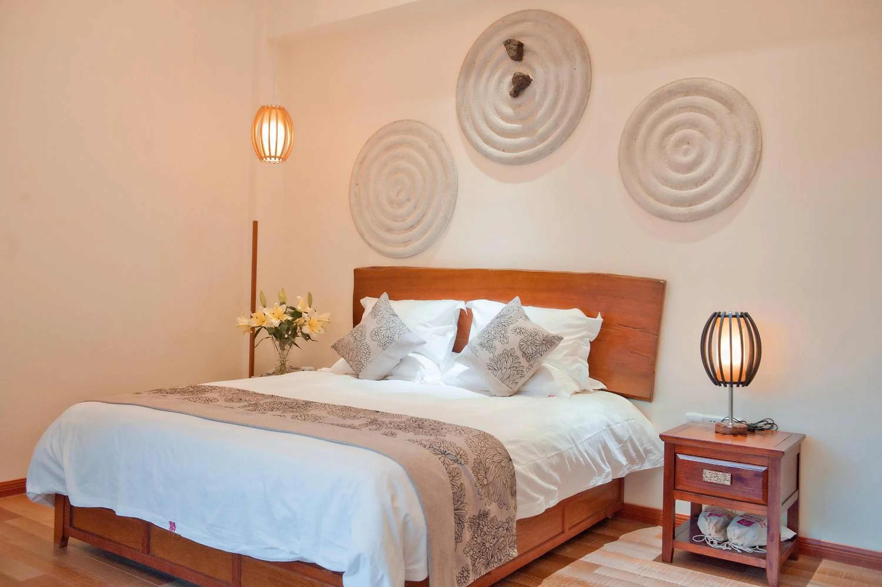 Spring, Bed in Guilin Crystal Crescent Moon Hotel