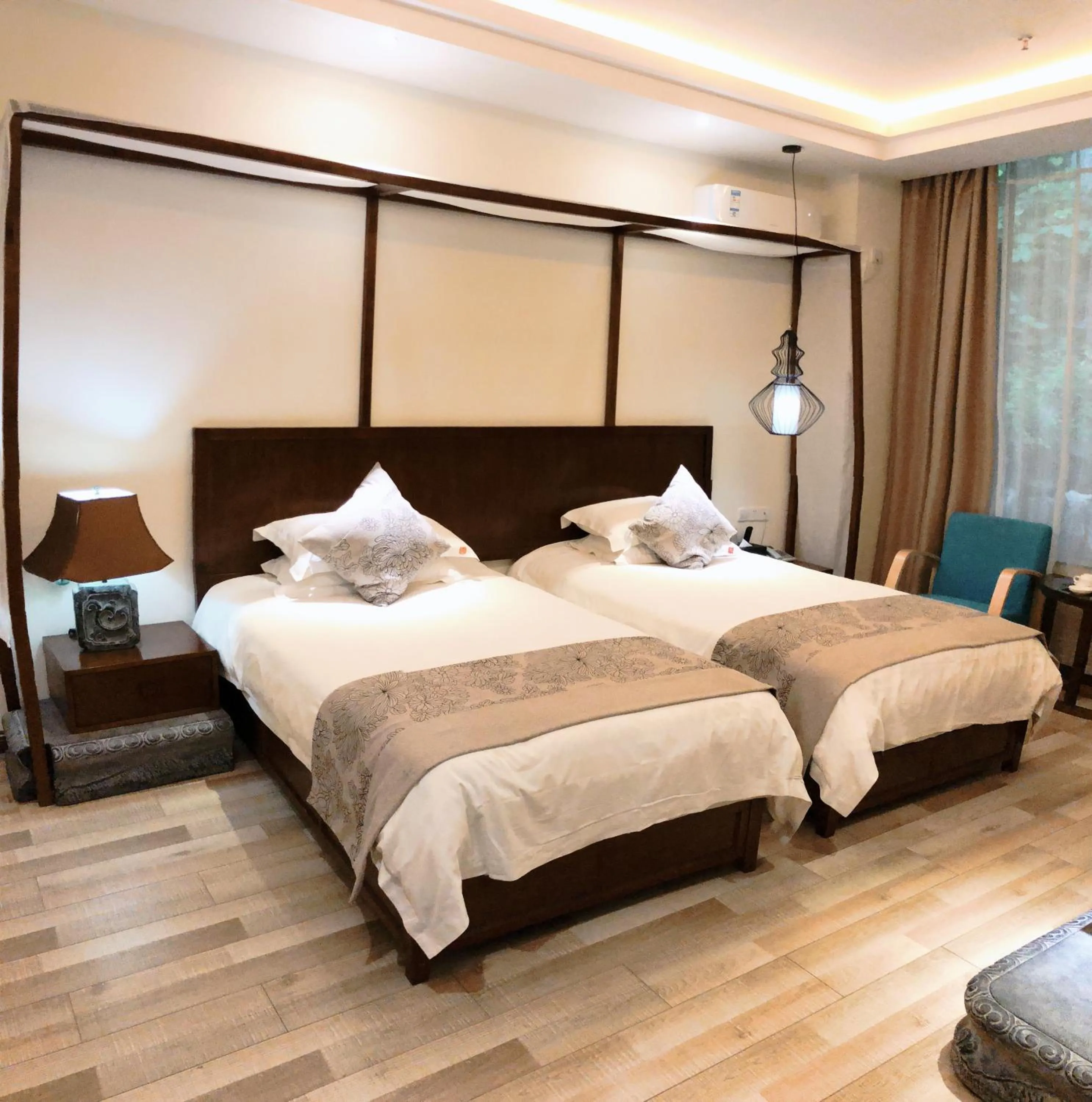 Photo of the whole room, Bed in Guilin Crystal Crescent Moon Hotel