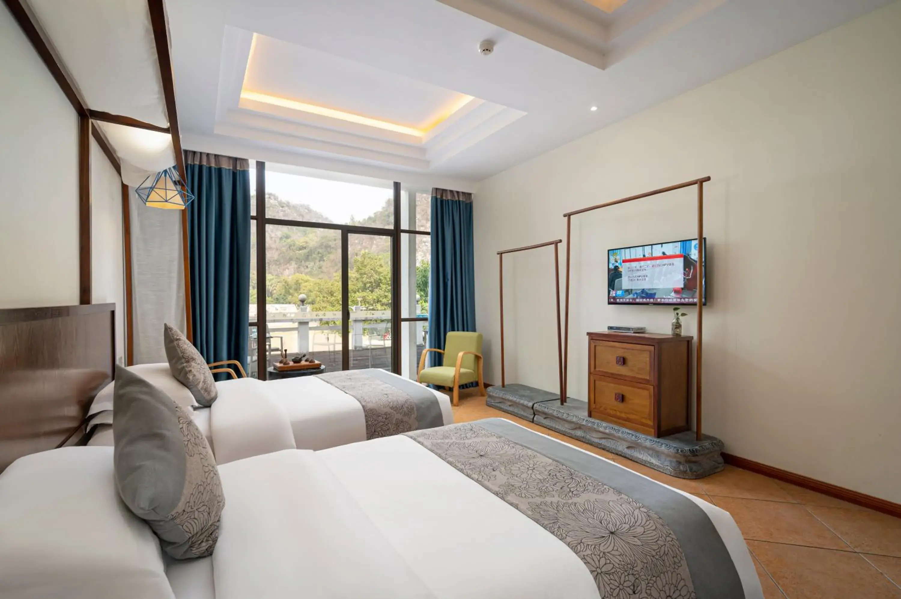 Standard Twin Room with Mountain View in Guilin Crystal Crescent Moon Hotel Standard Twin Room with Mountain View in Guilin Crystal Crescent Moon Hotel