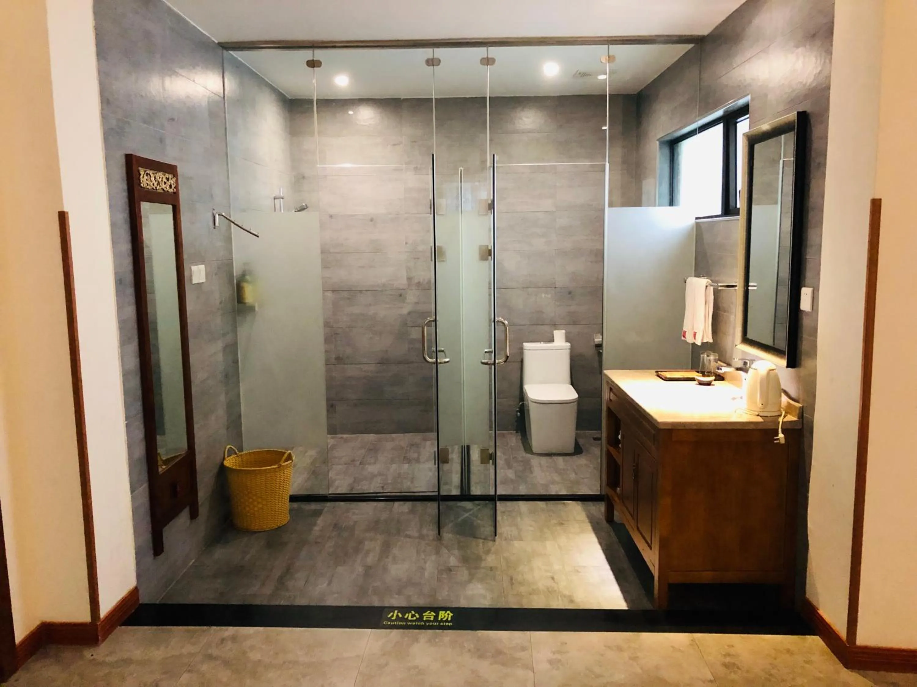 Shower in Guilin Crystal Crescent Moon Hotel