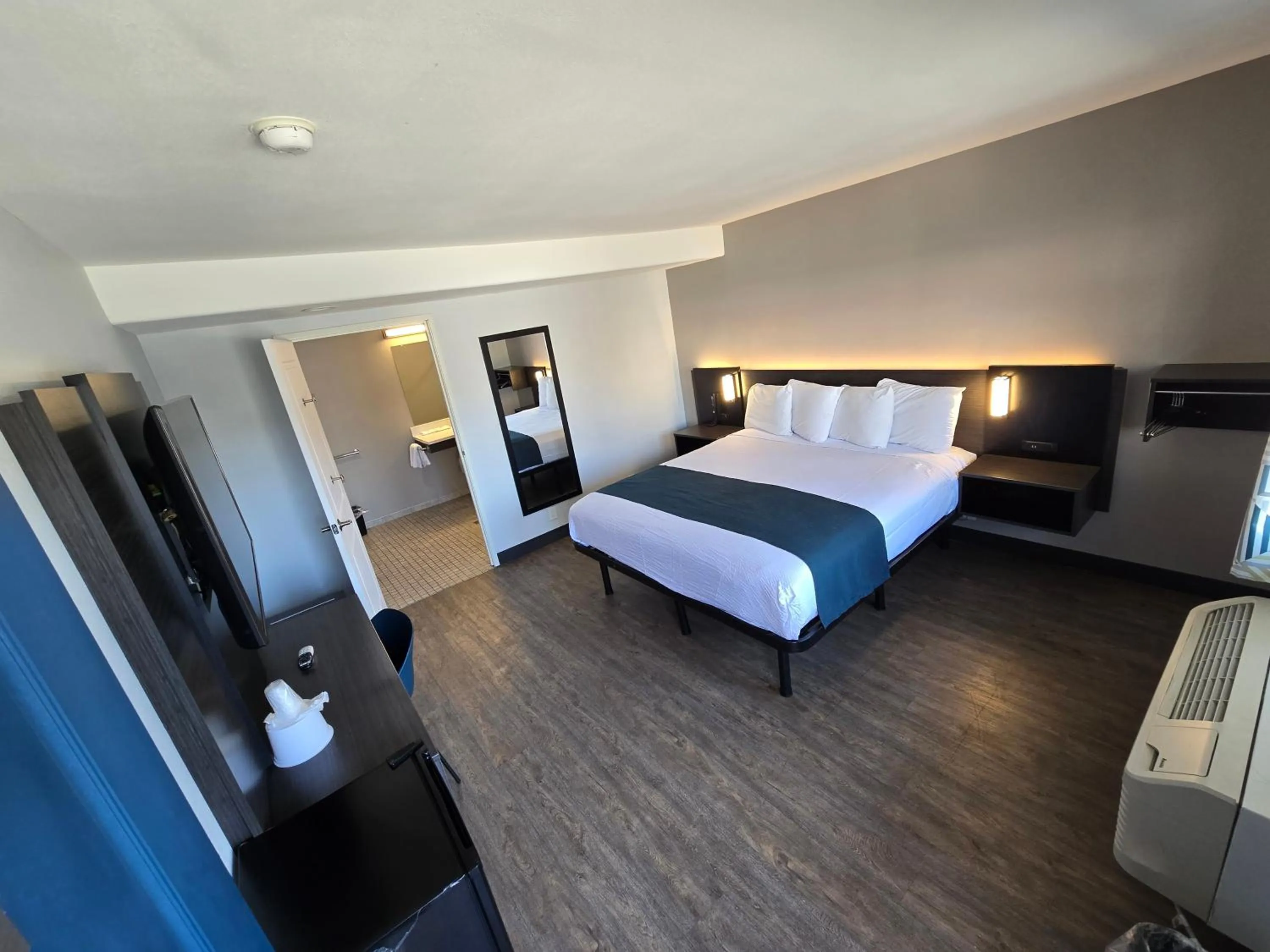 Bedroom, Bed in Motel 6 Los Angeles, CA - Downtown