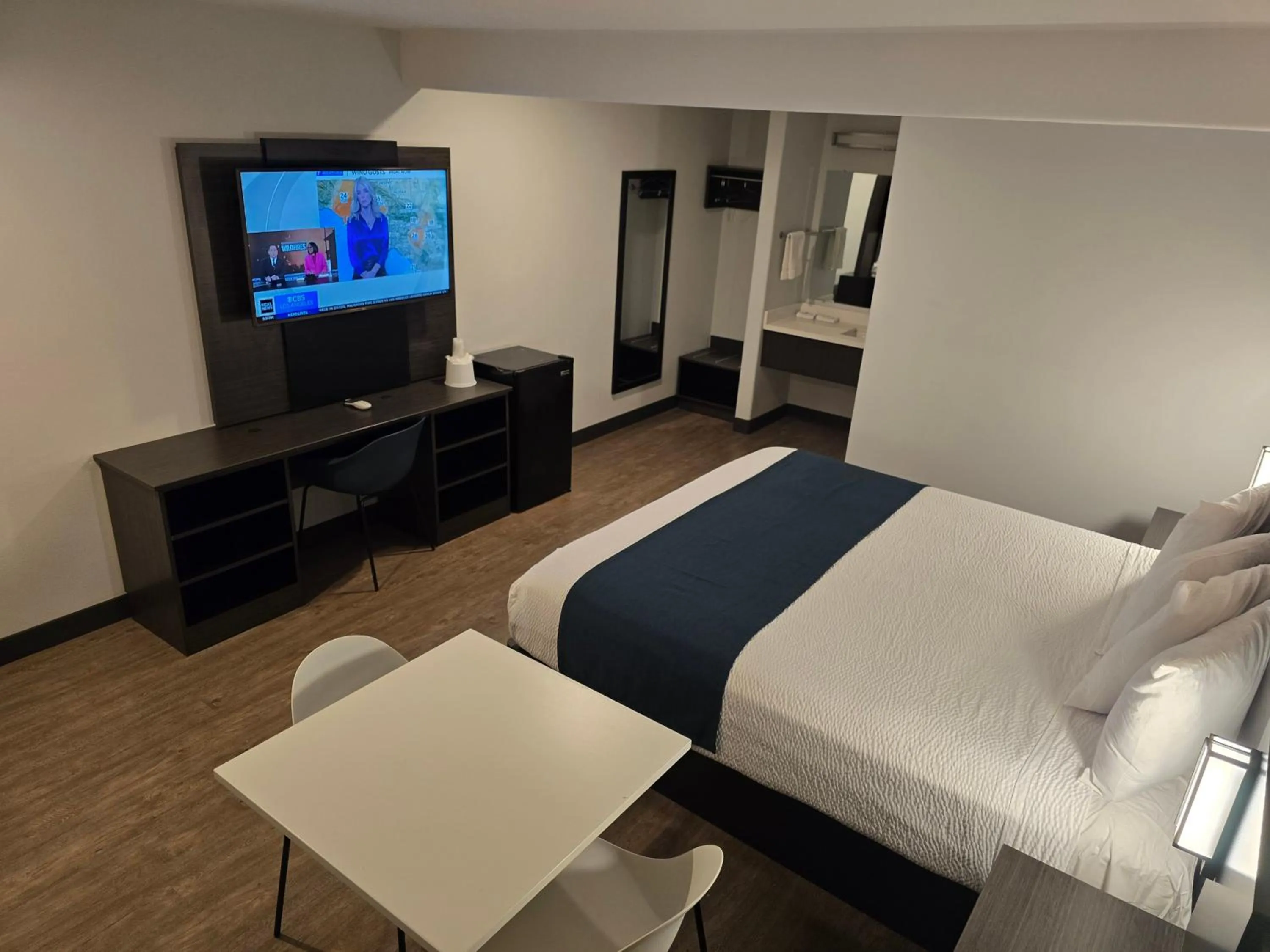 Bedroom, Bed in Motel 6 Los Angeles, CA - Downtown