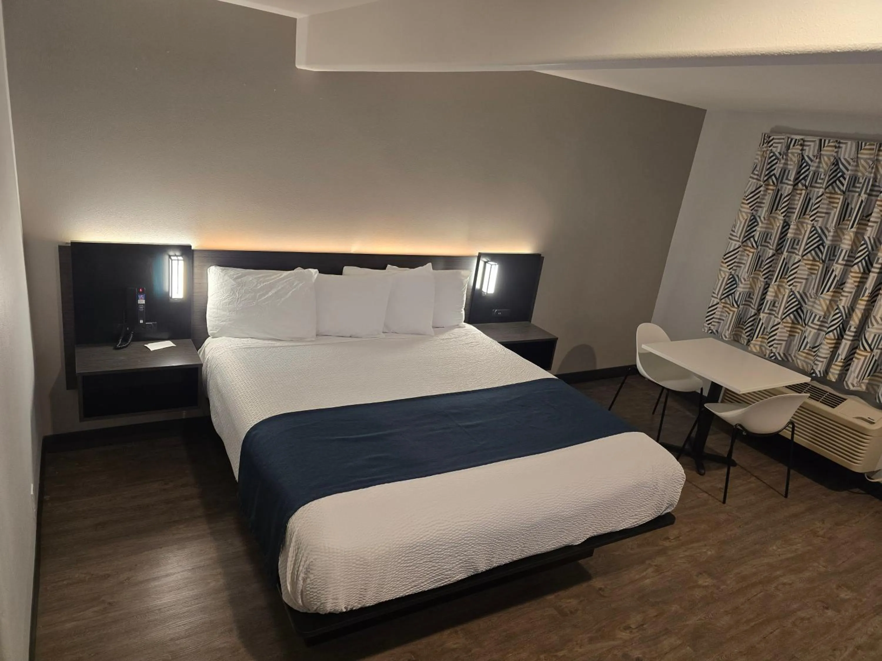 Bedroom, Bed in Motel 6 Los Angeles, CA - Downtown