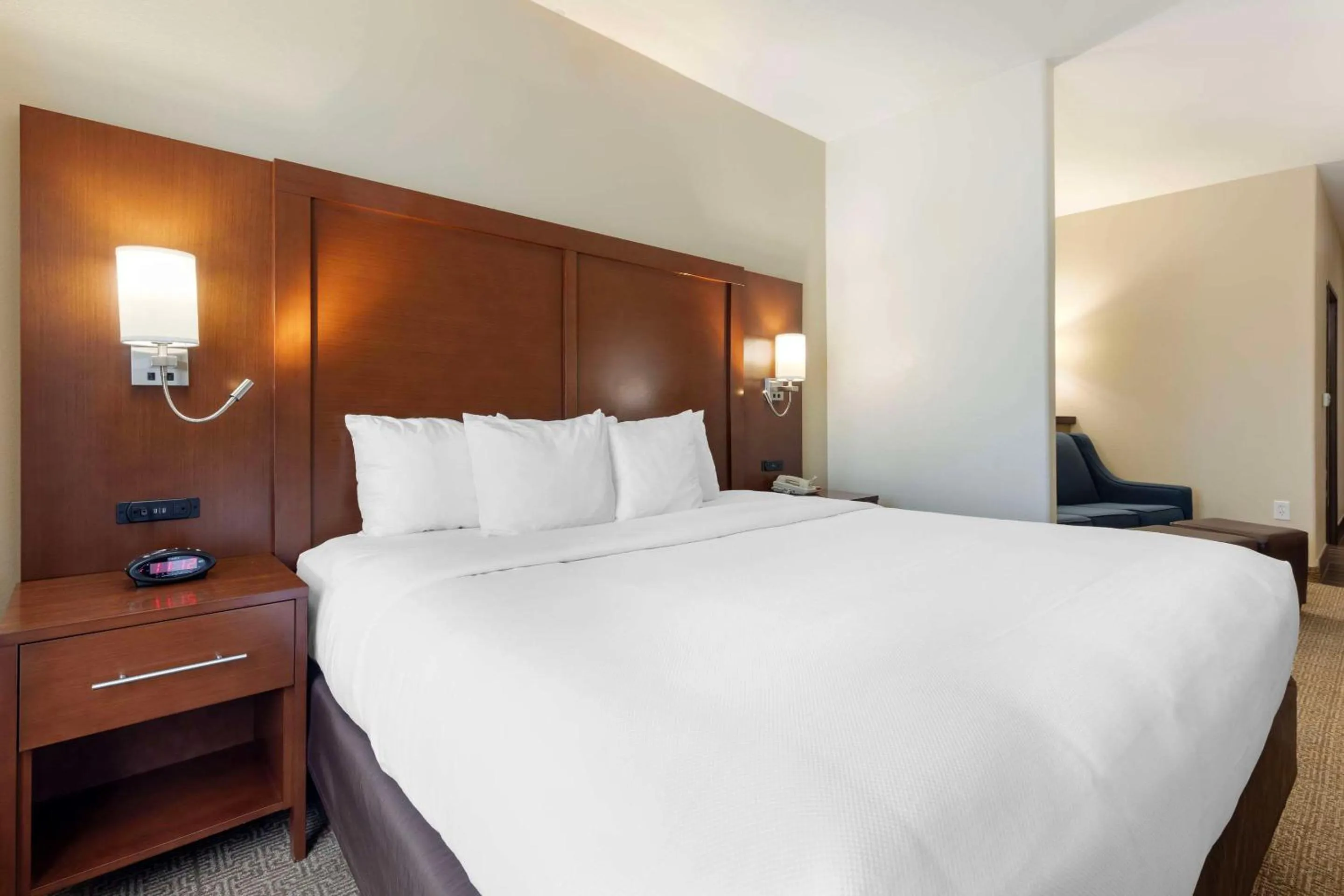 Bedroom, Bed in Comfort Suites West Dallas - Cockrell Hill