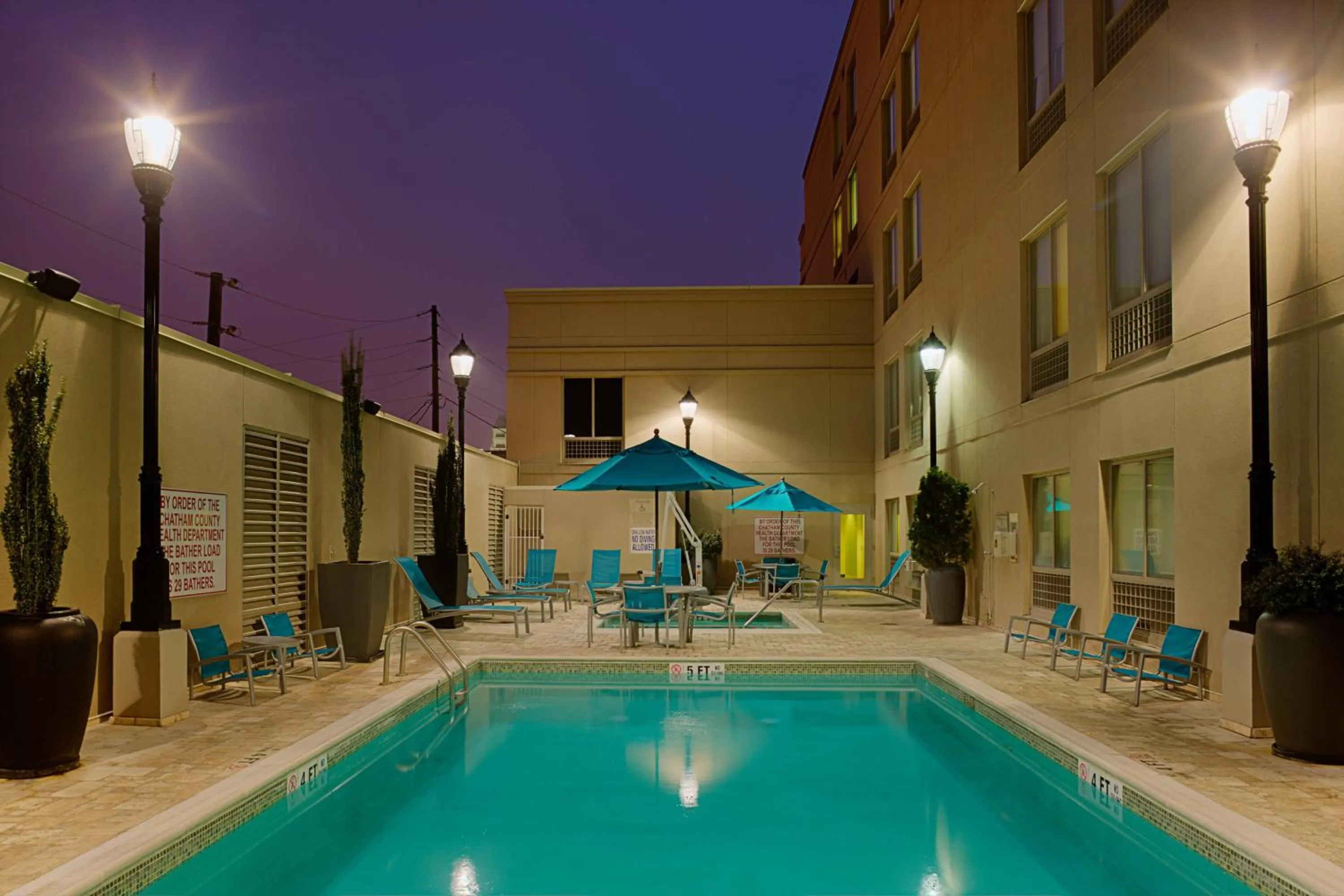 Swimming pool in Springhill Suites by Marriott Savannah Downtown Historic District