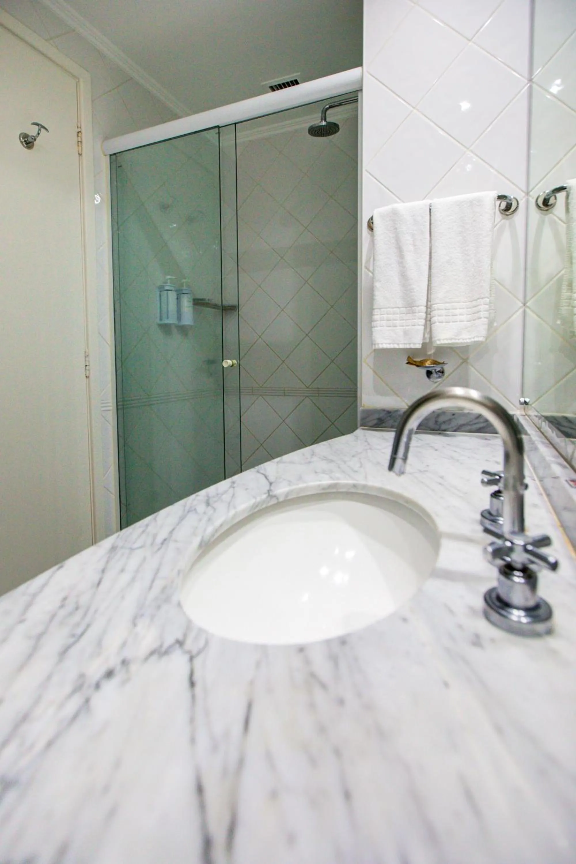 Bathroom in Quality Suítes Oscar Freire