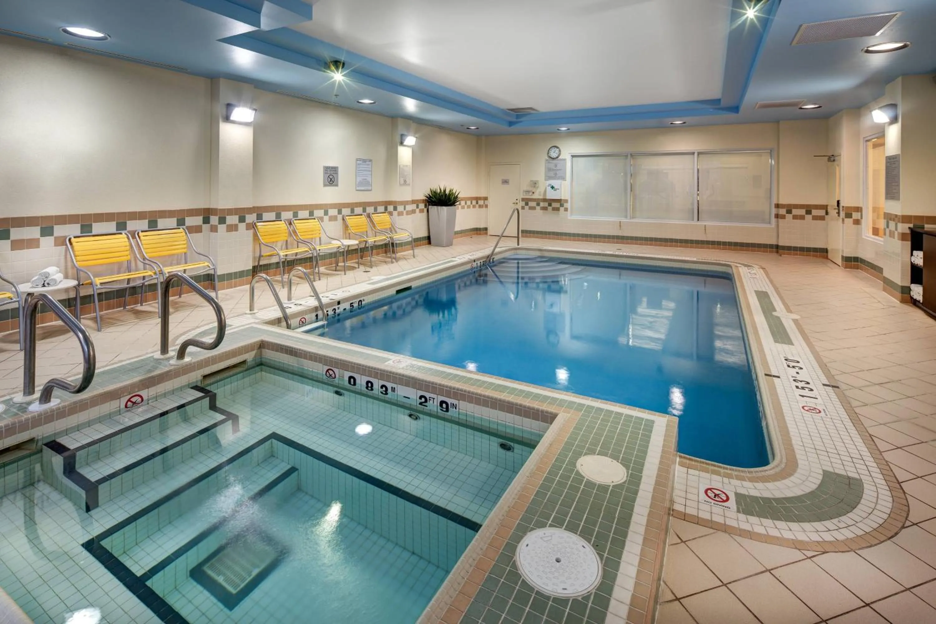 Swimming pool in Fairfield Inn & Suites by Marriott Toronto Airport