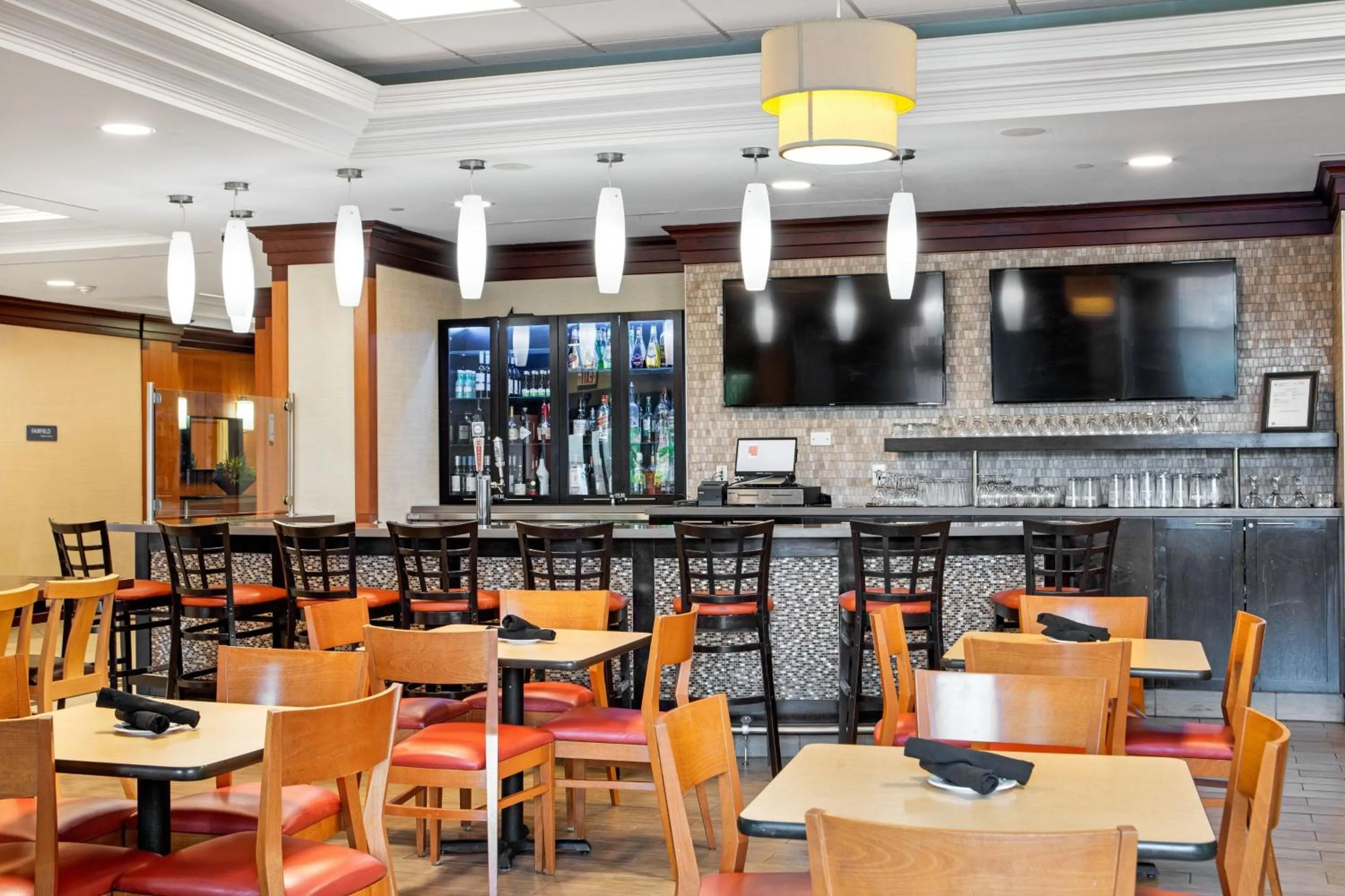 Lounge or bar in Fairfield Inn & Suites by Marriott Toronto Airport