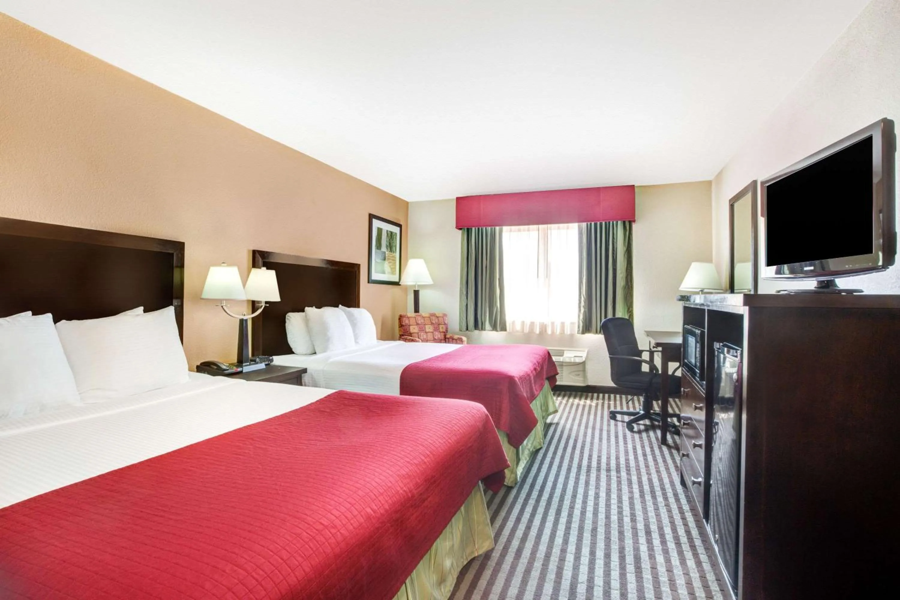 Photo of the whole room, Bed in Baymont by Wyndham Dallas/ Love Field