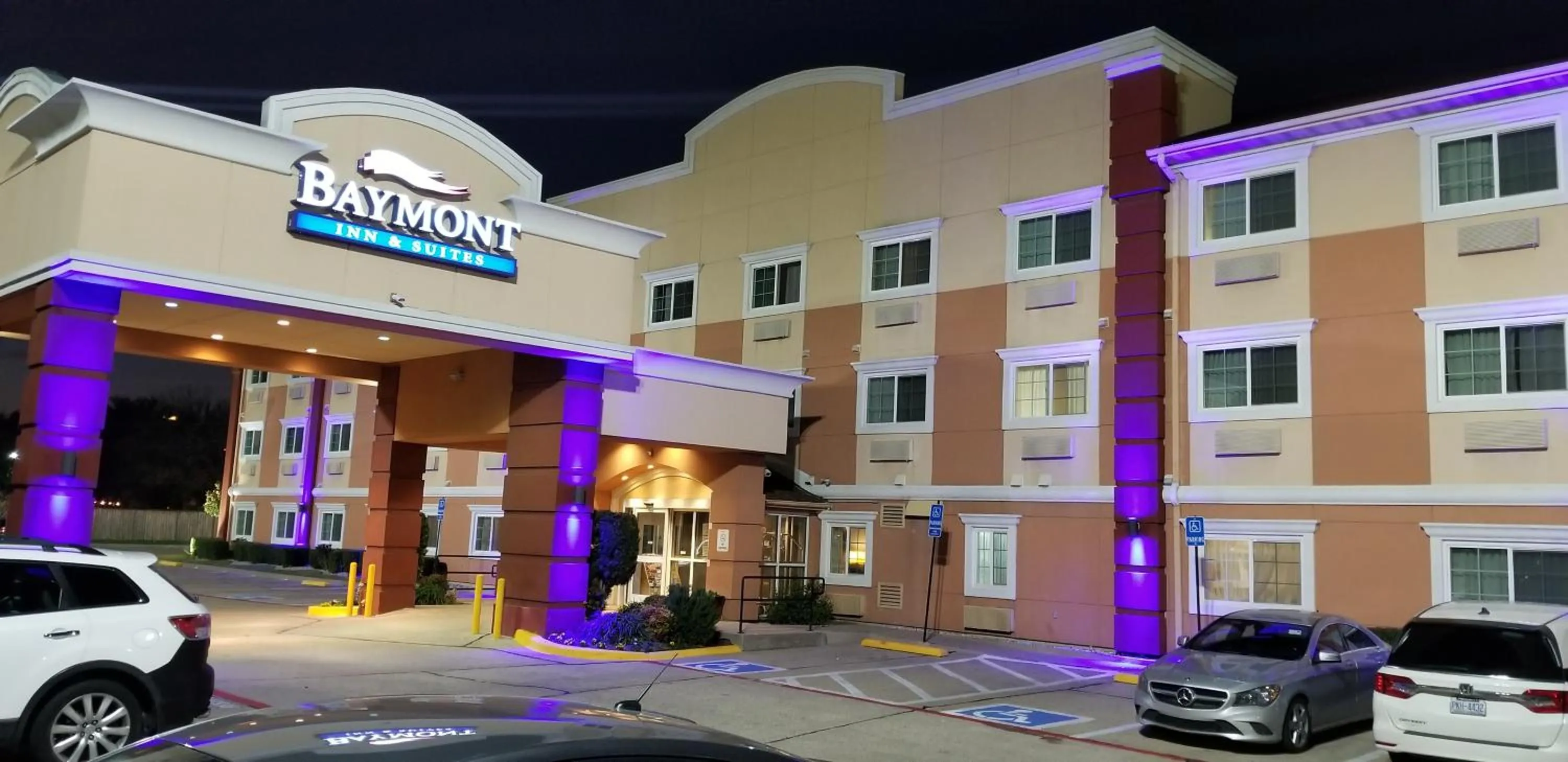 Facade/entrance in Baymont by Wyndham Dallas/ Love Field