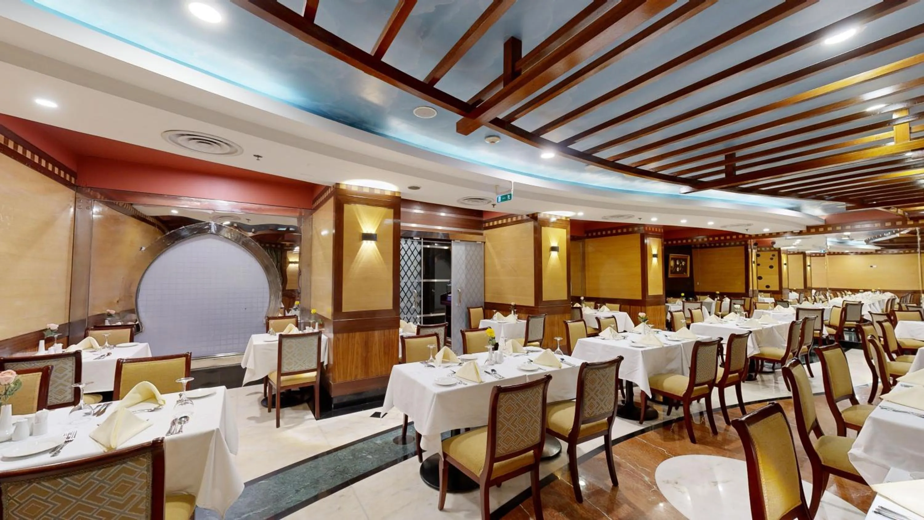 Restaurant/places to eat in Al Muna Kareem Hotel- EX LEADER