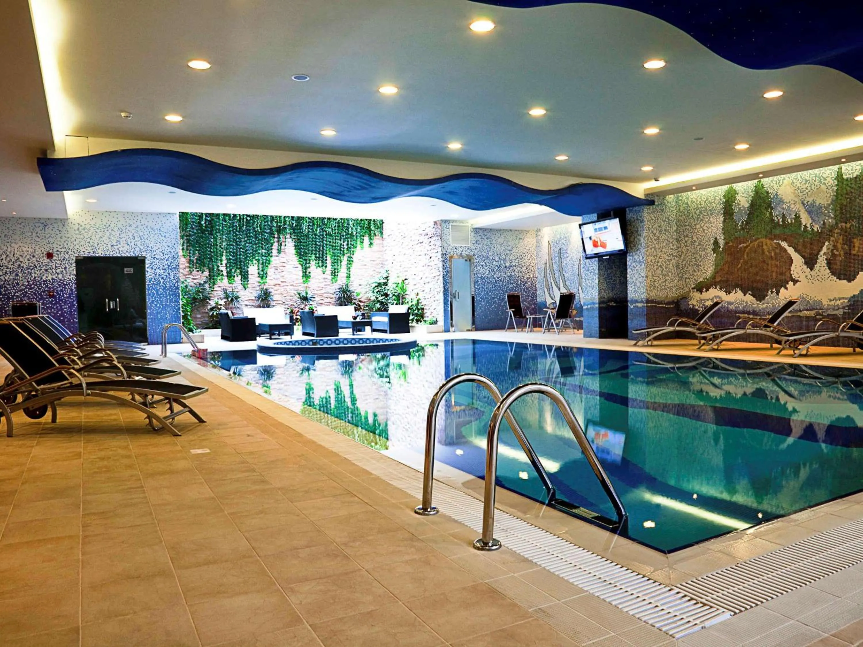 Swimming pool in Mercure Corniche Al Khobar
