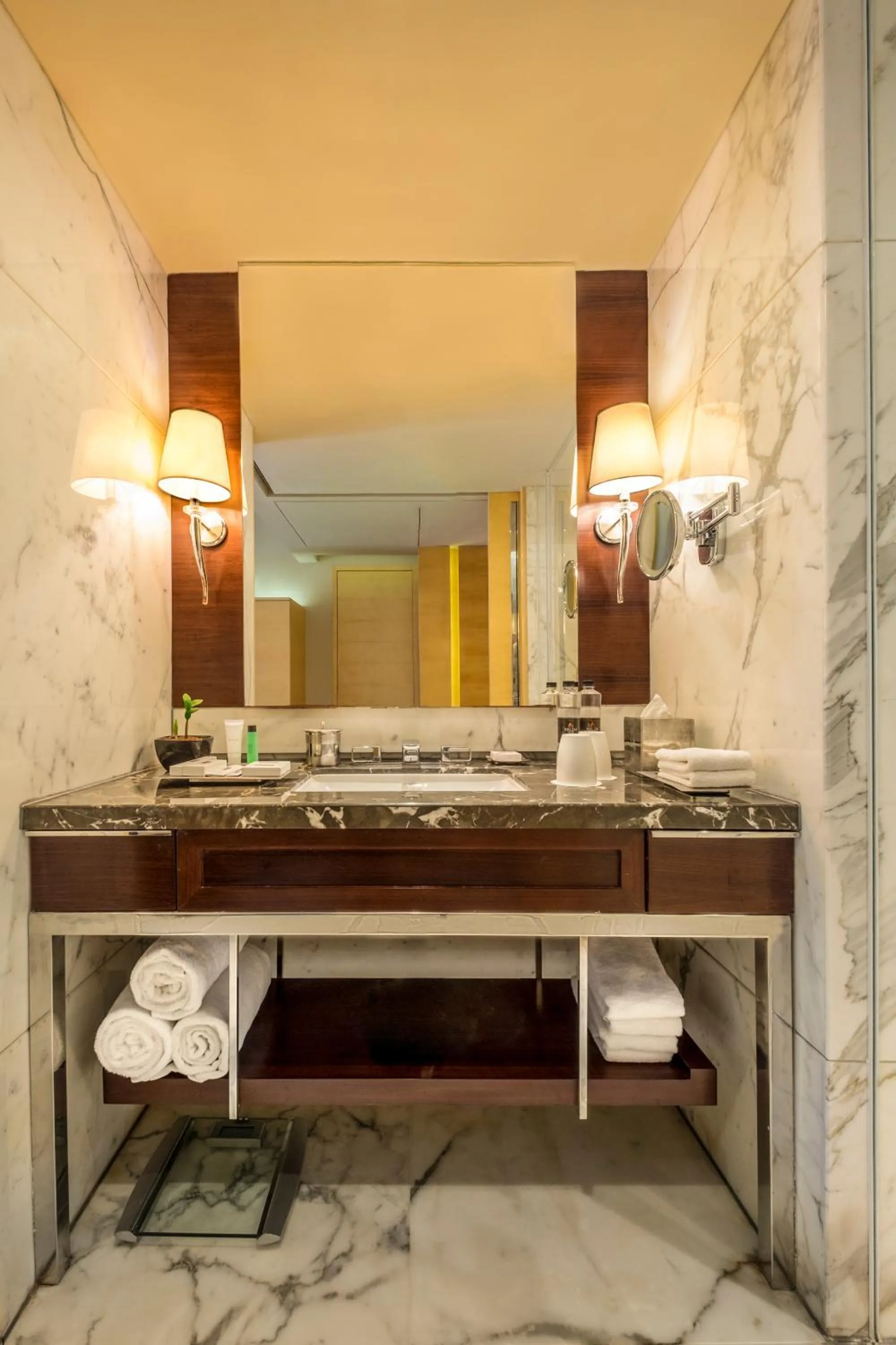 Shower, Bed in JW Marriott Mumbai Juhu