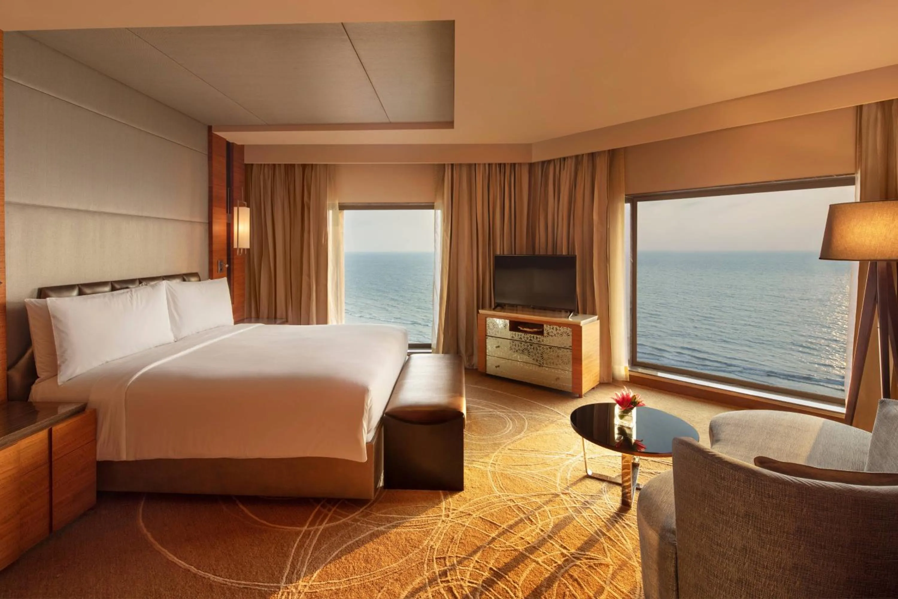 Photo of the whole room, Bed in JW Marriott Mumbai Juhu