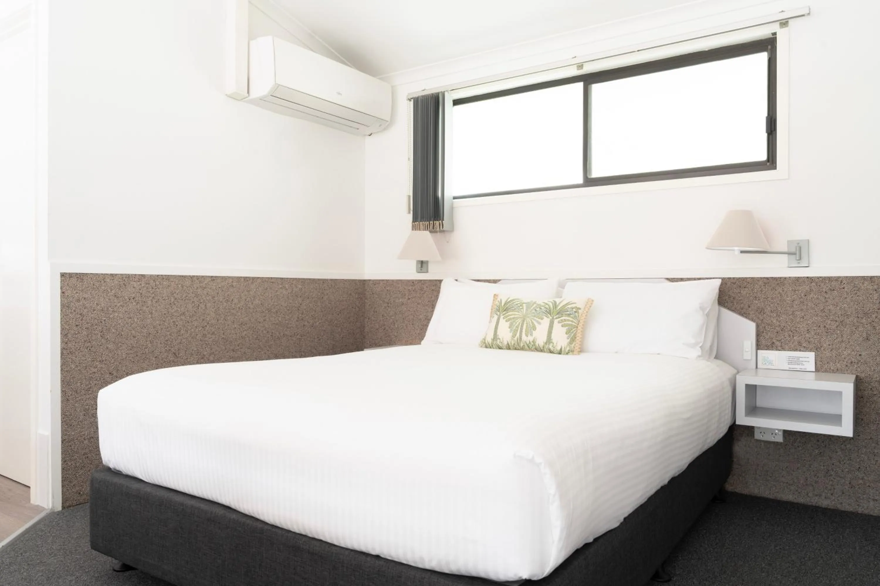 Bedroom, Bed in Sea Spray Motel - Merimbula