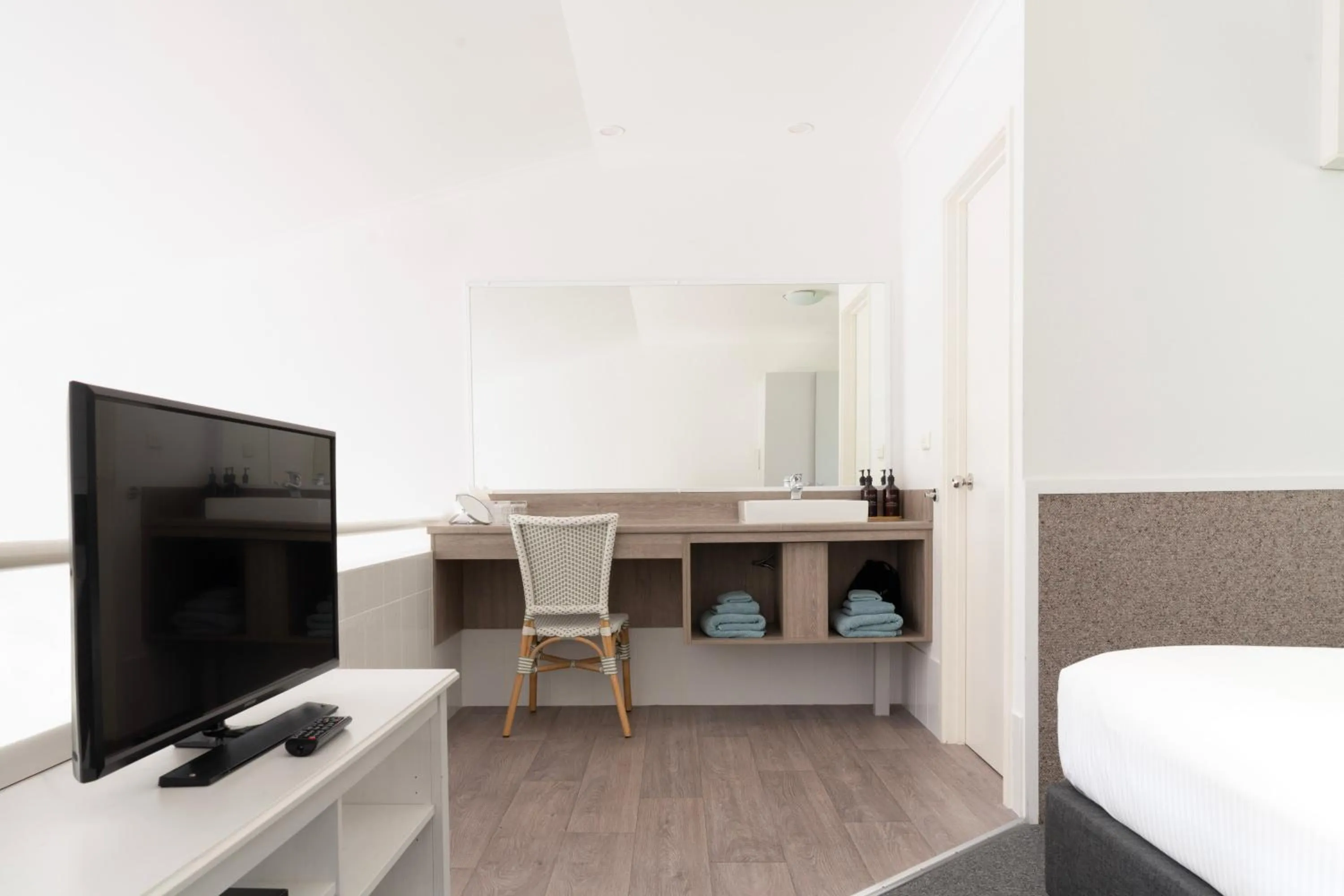 Bathroom, Bed in Sea Spray Motel - Merimbula