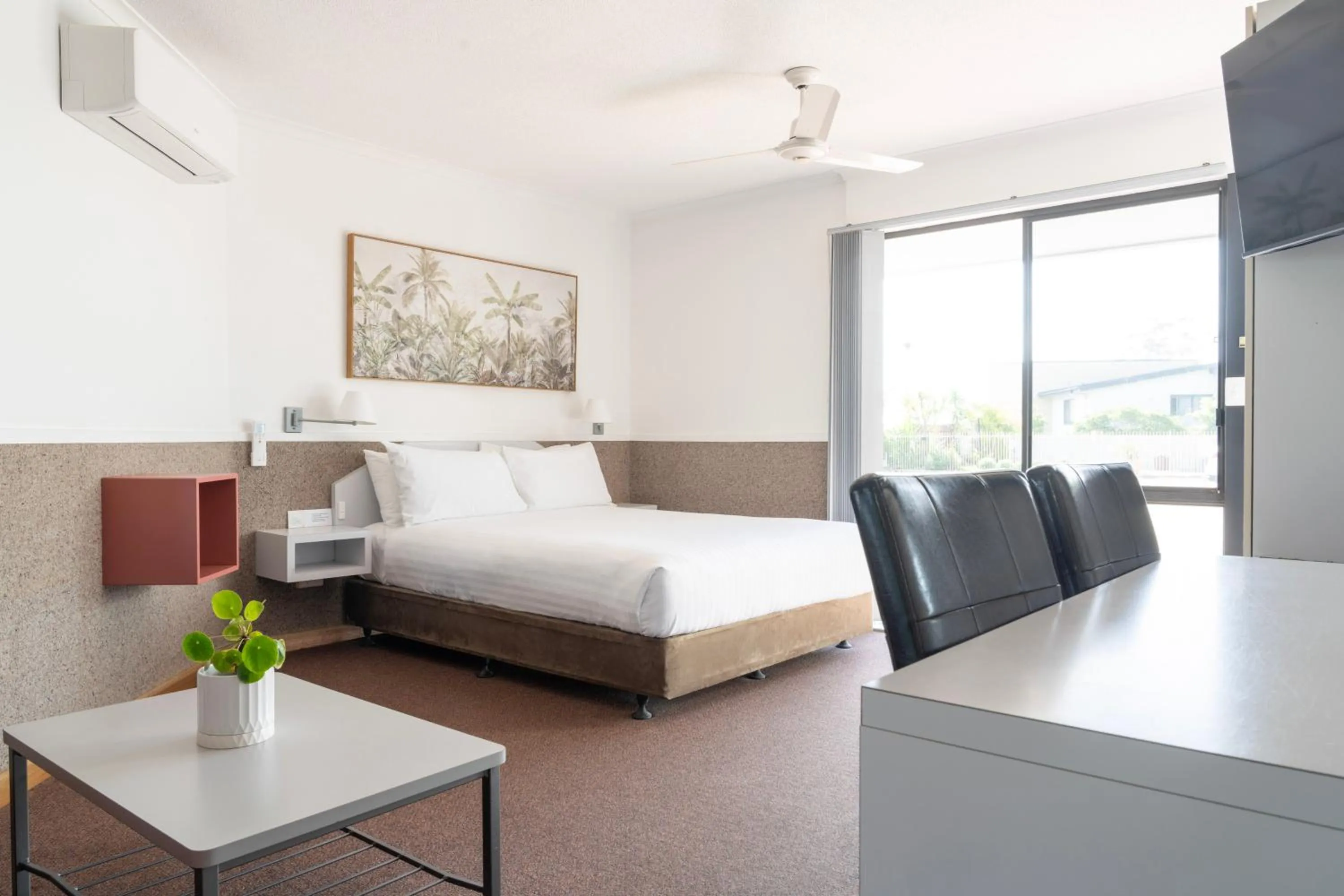 Bedroom, Bed in Sea Spray Motel - Merimbula