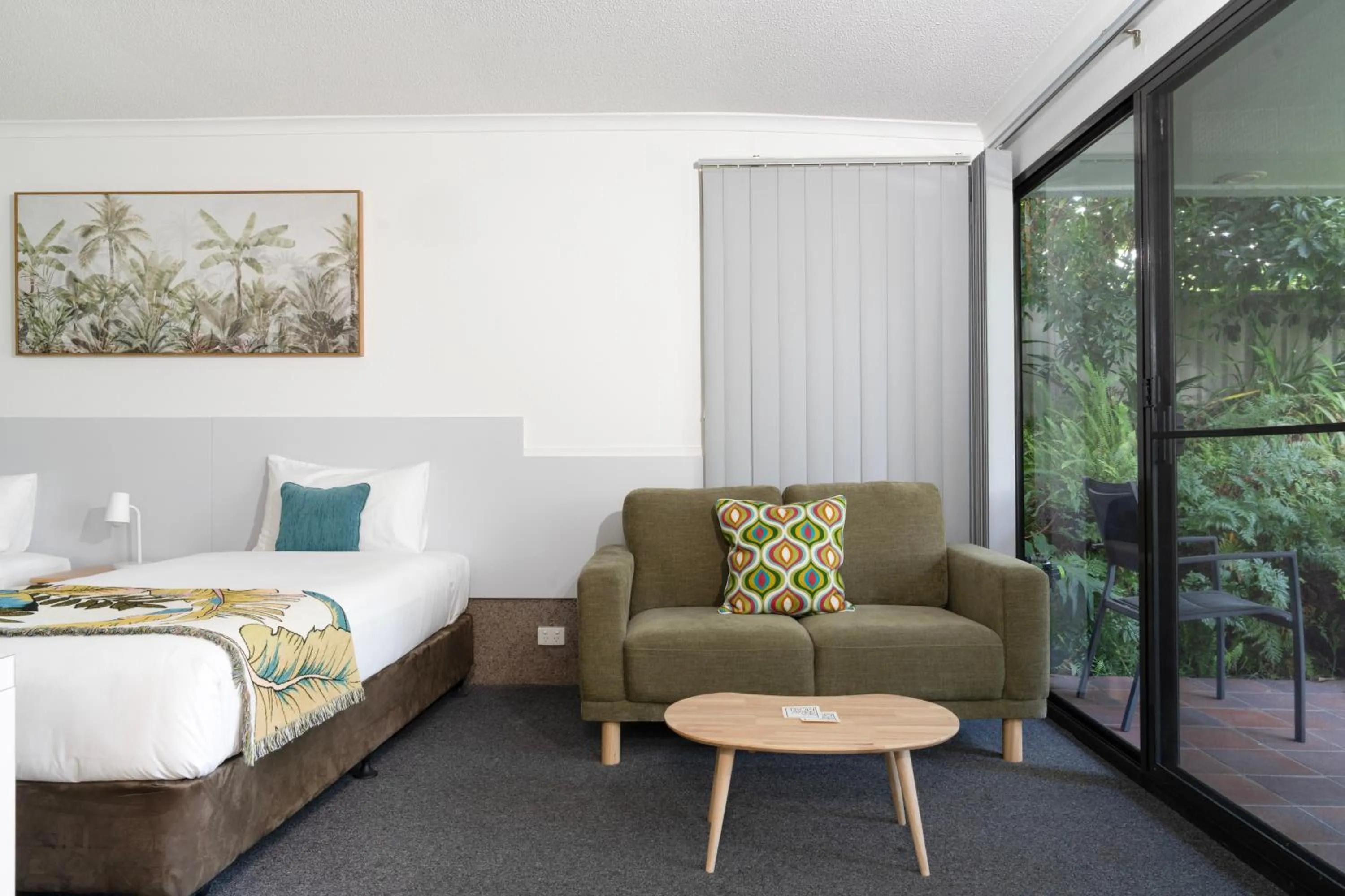 Patio, Bed in Sea Spray Motel - Merimbula