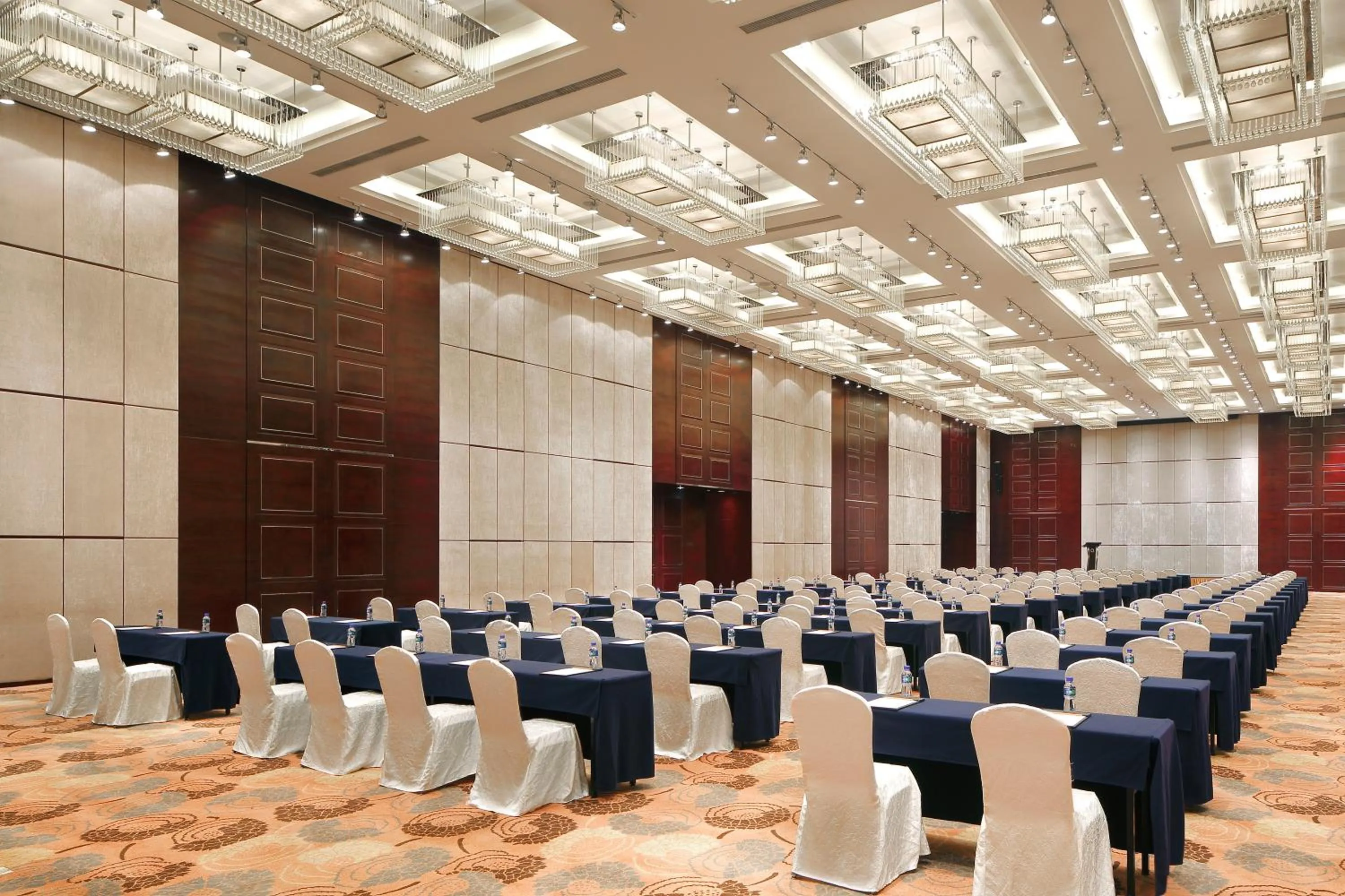 Banquet/Function facilities in The QUBE Hotel Shanghai -Close to Pudong International Airport and Disney Land