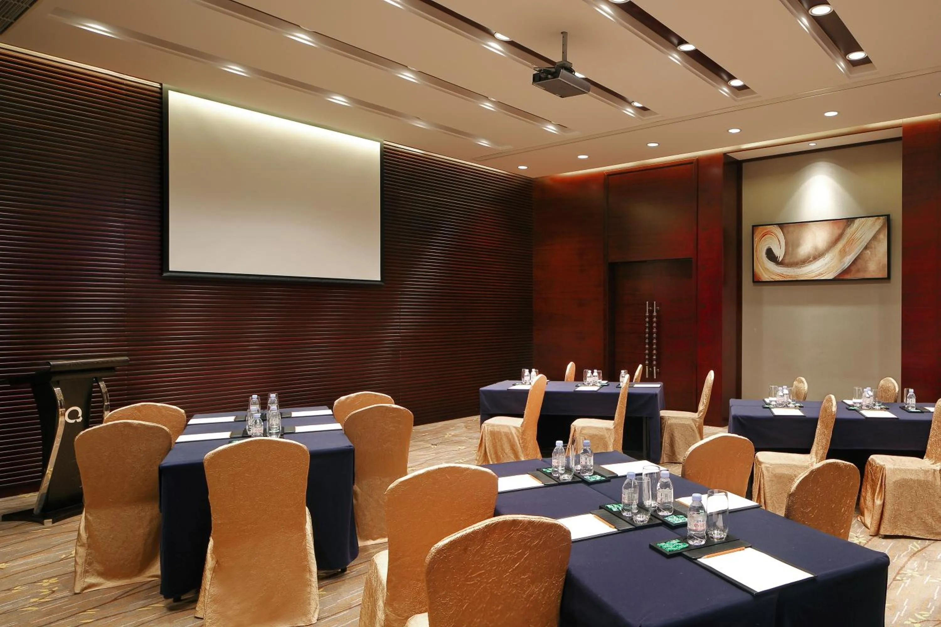 Business facilities in The QUBE Hotel Shanghai -Close to Pudong International Airport and Disney Land