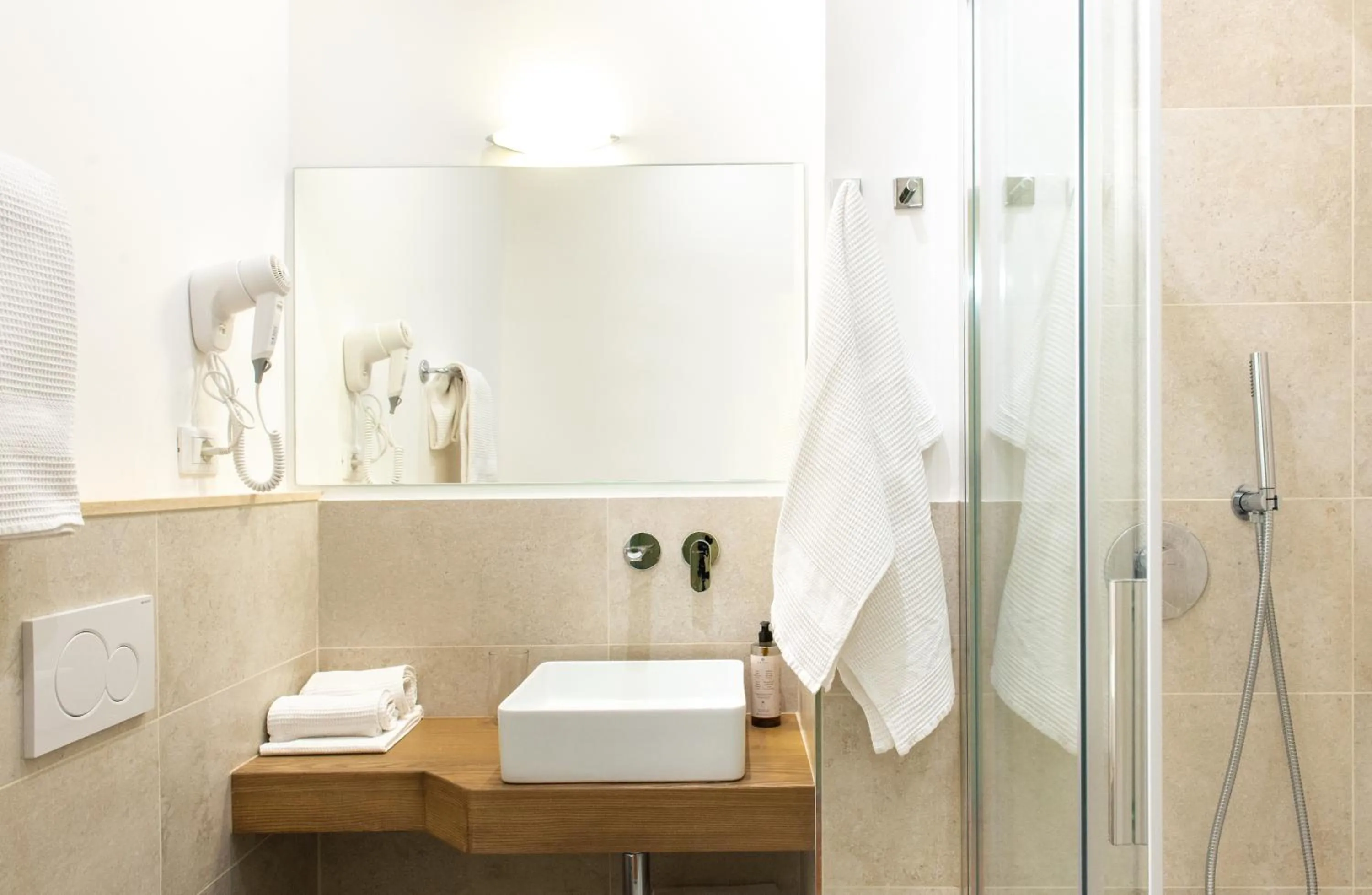 Shower in Hotel Minerva