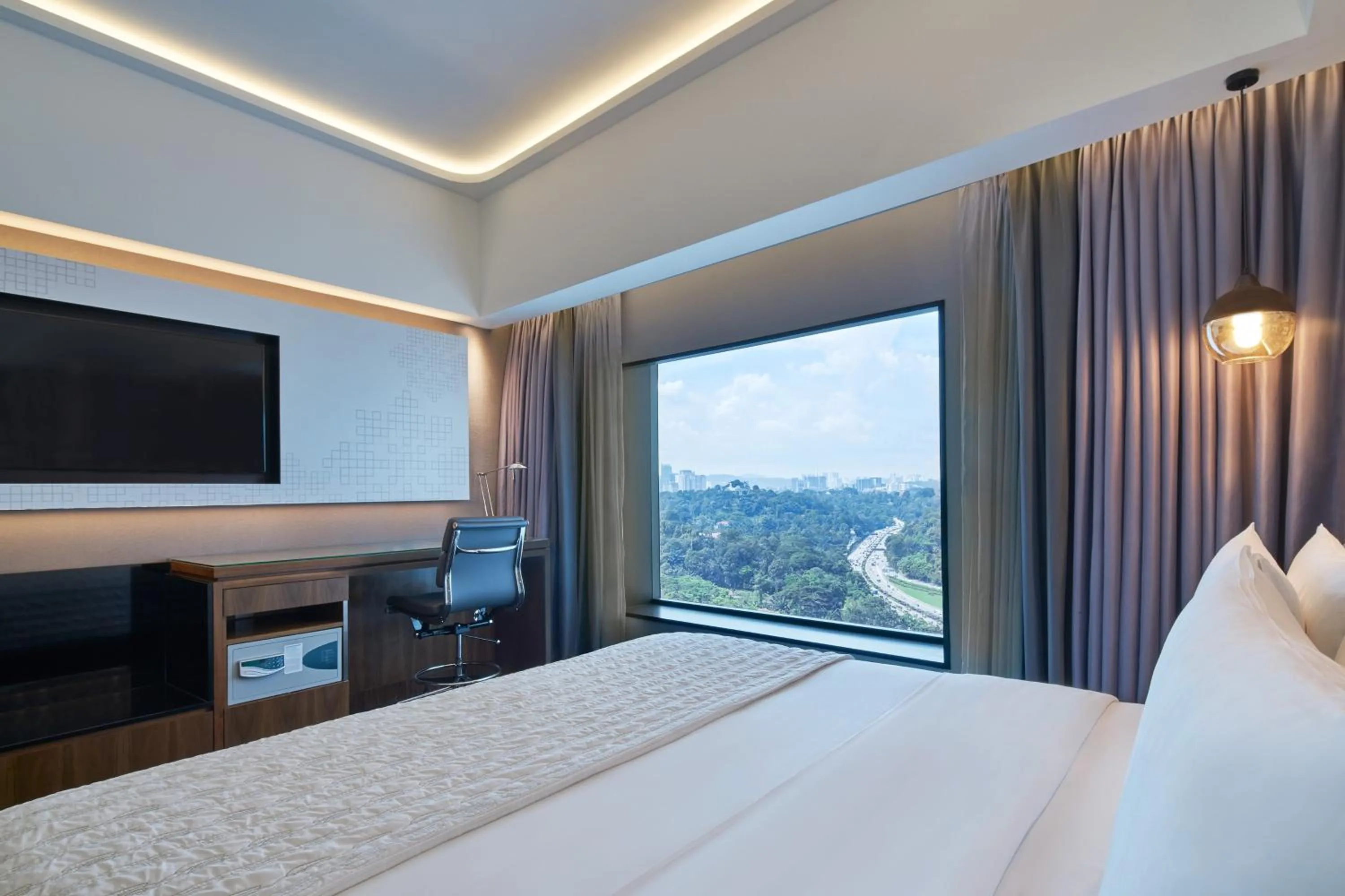 Photo of the whole room, Bed in Le Méridien Kuala Lumpur
