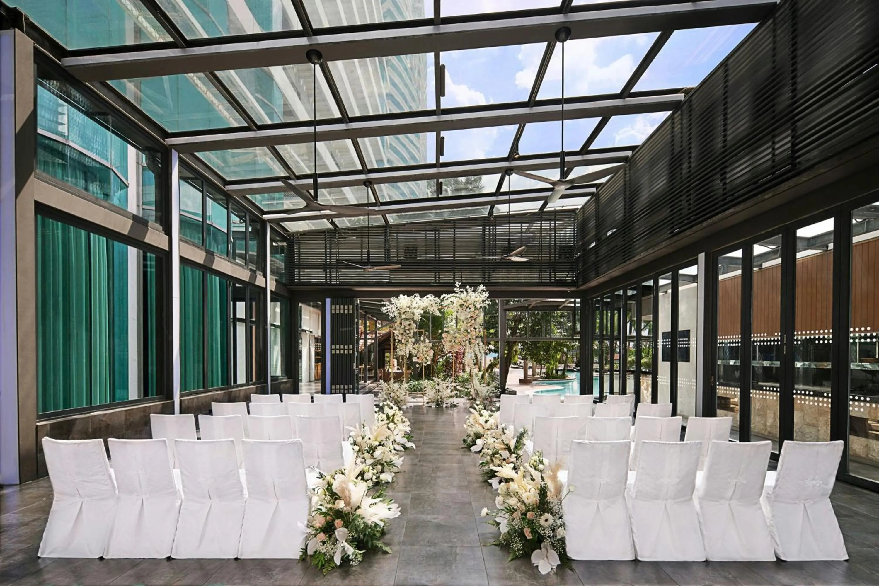 Swimming pool in Le Méridien Kuala Lumpur