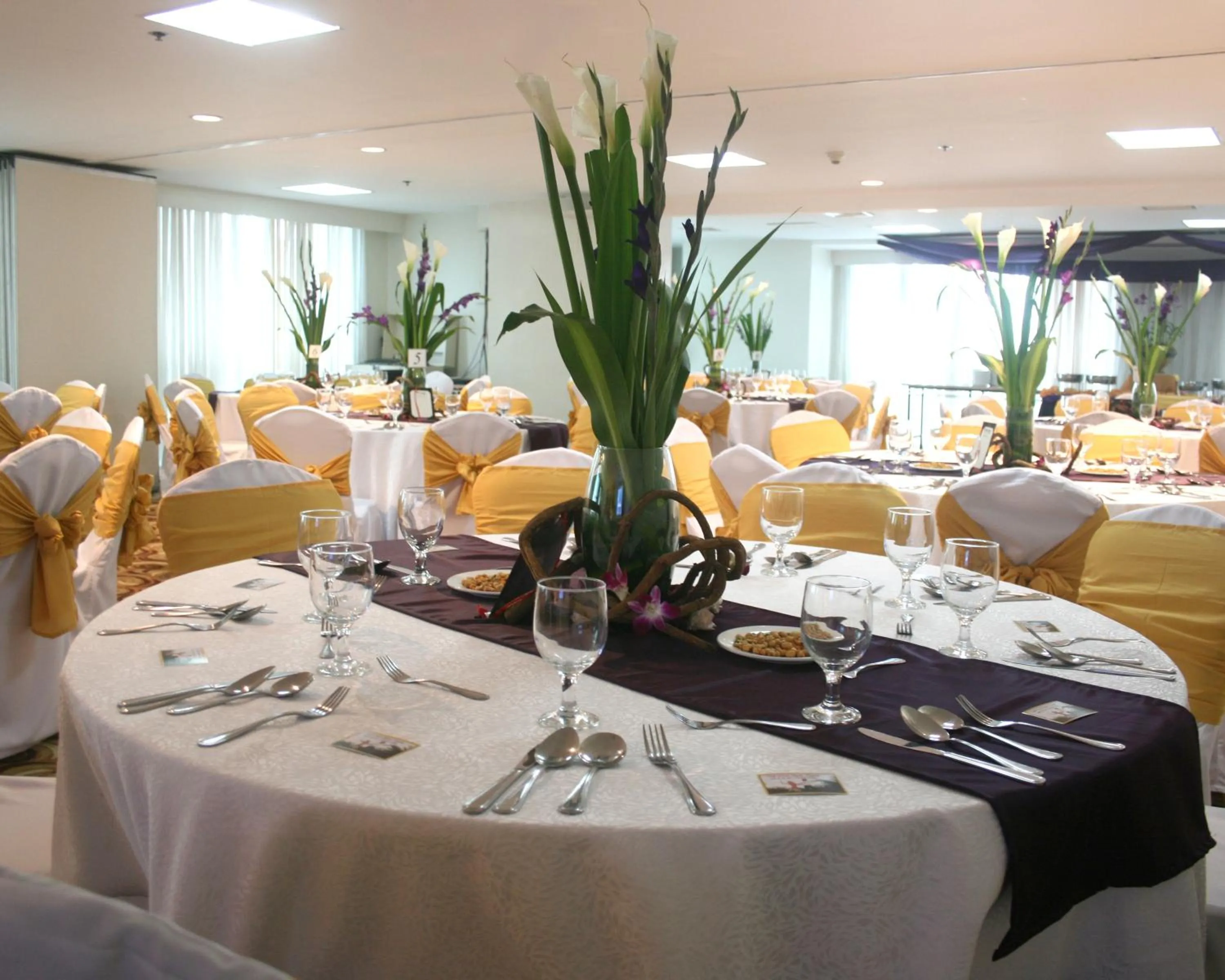 Banquet/Function facilities, Restaurant/Places to Eat in Oxford Suites Makati