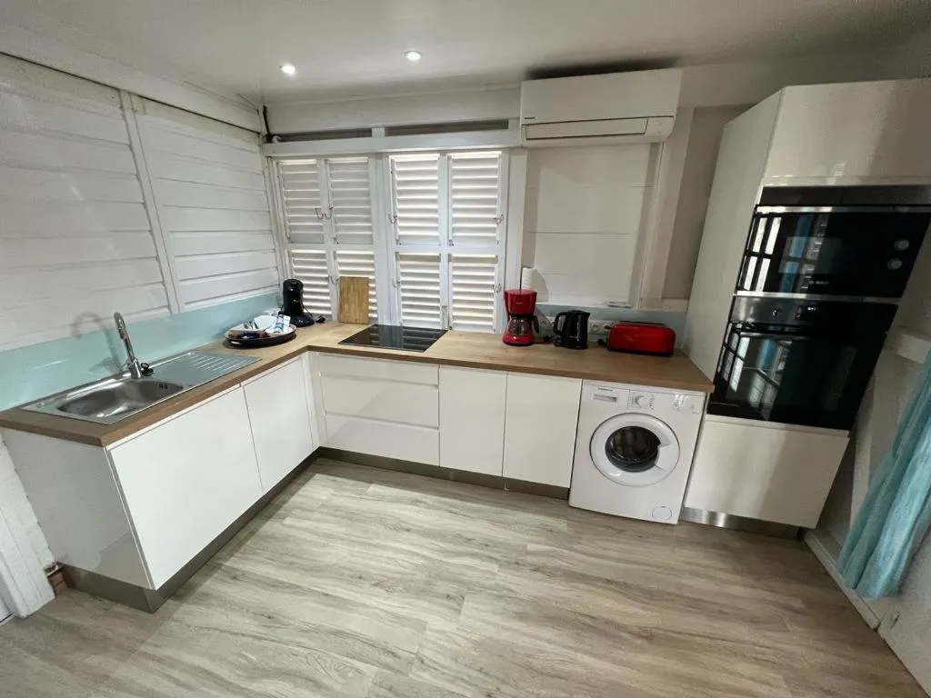 Kitchen or kitchenette in AIGUE MARINE Divaloc