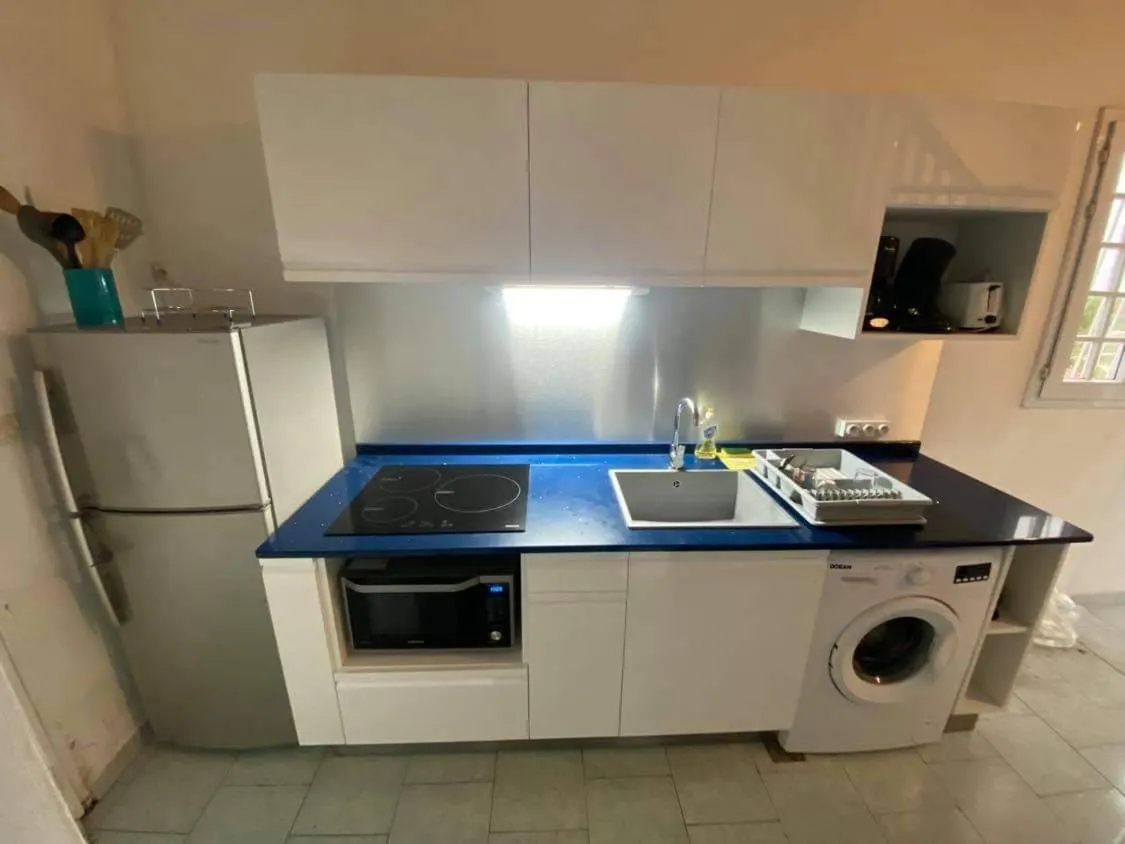 Kitchen or kitchenette in AIGUE MARINE Divaloc