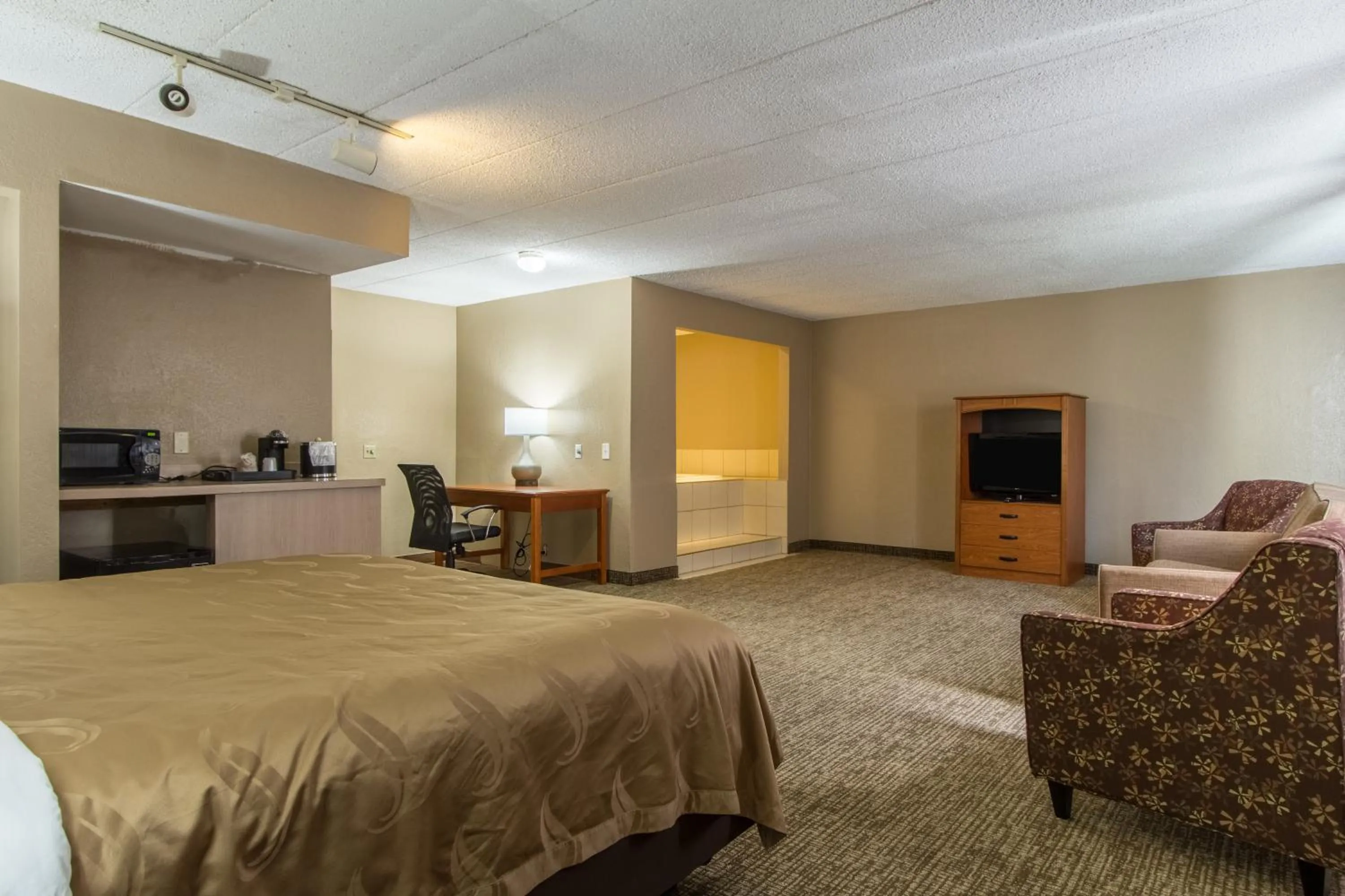 Photo of the whole room, Bed in GreenRidge Hotel