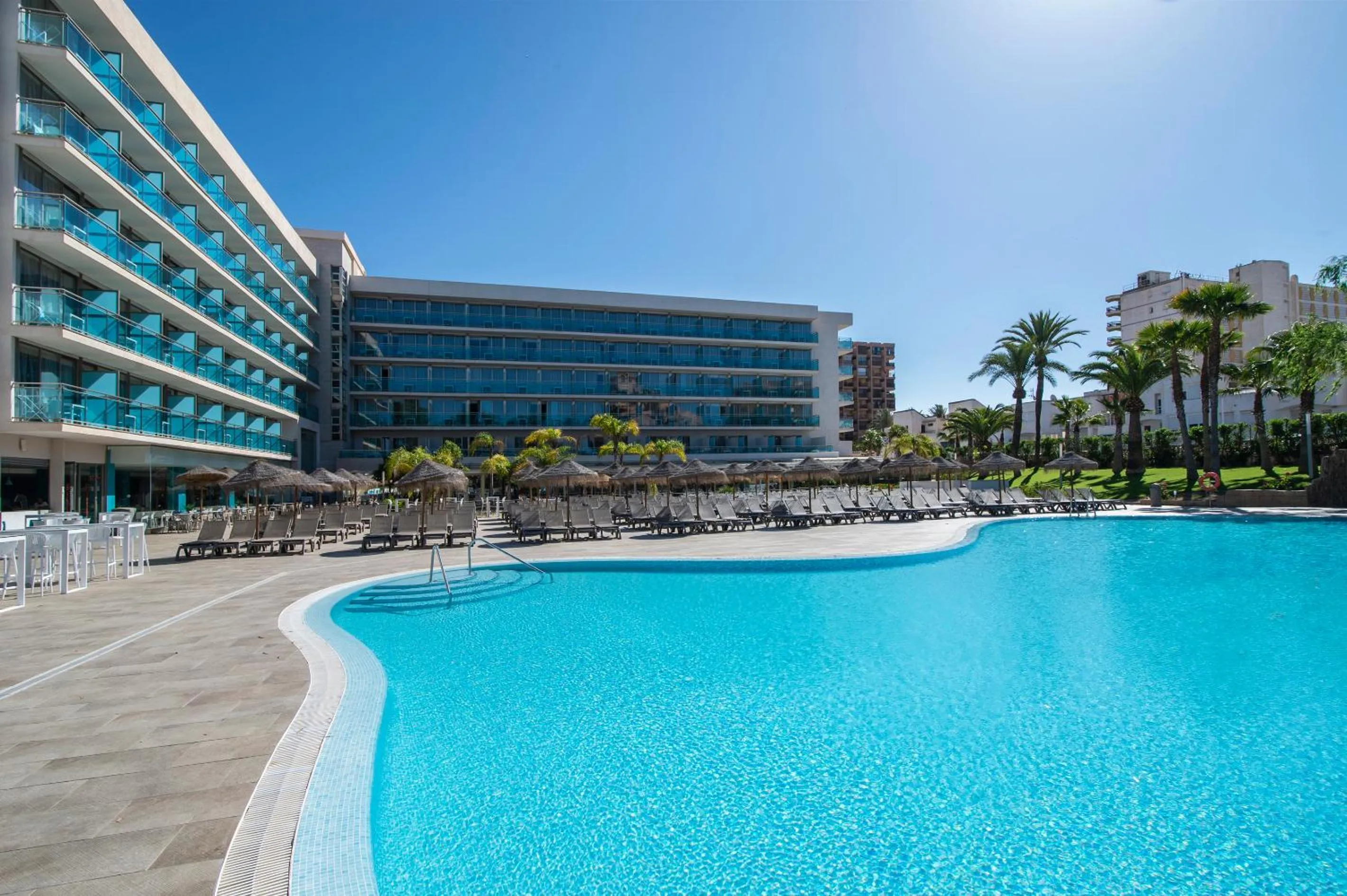 Swimming pool in Hotel Roquetas El Palmeral by Pierre & Vacances