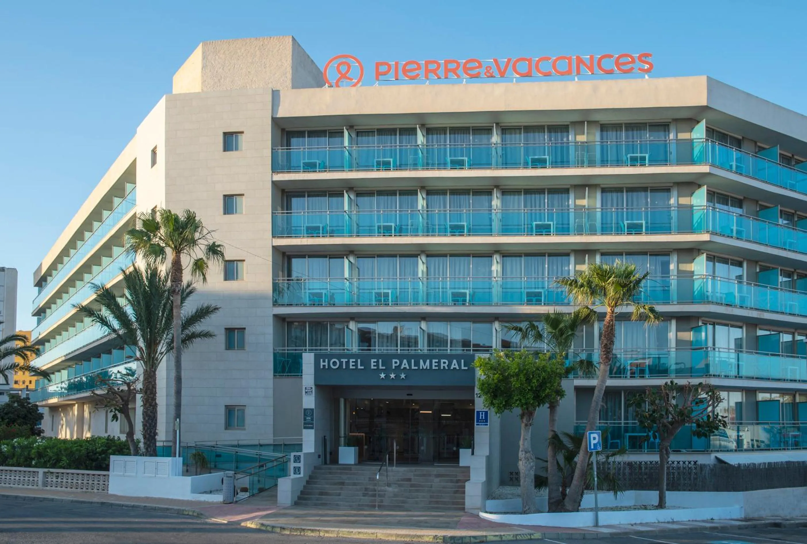 Facade/entrance in Hotel Roquetas El Palmeral by Pierre & Vacances