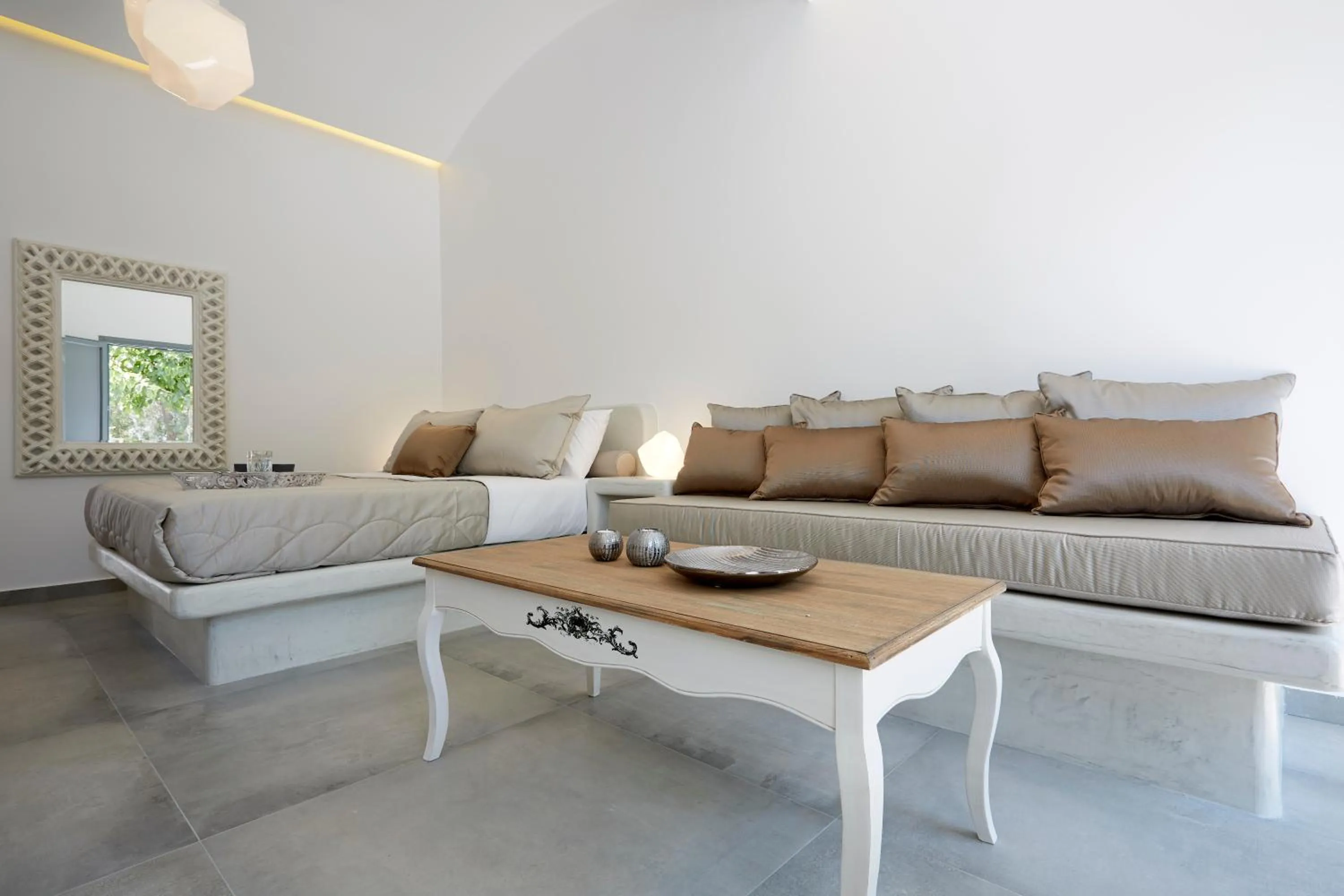 Photo of the whole room in Amara Suites Santorini