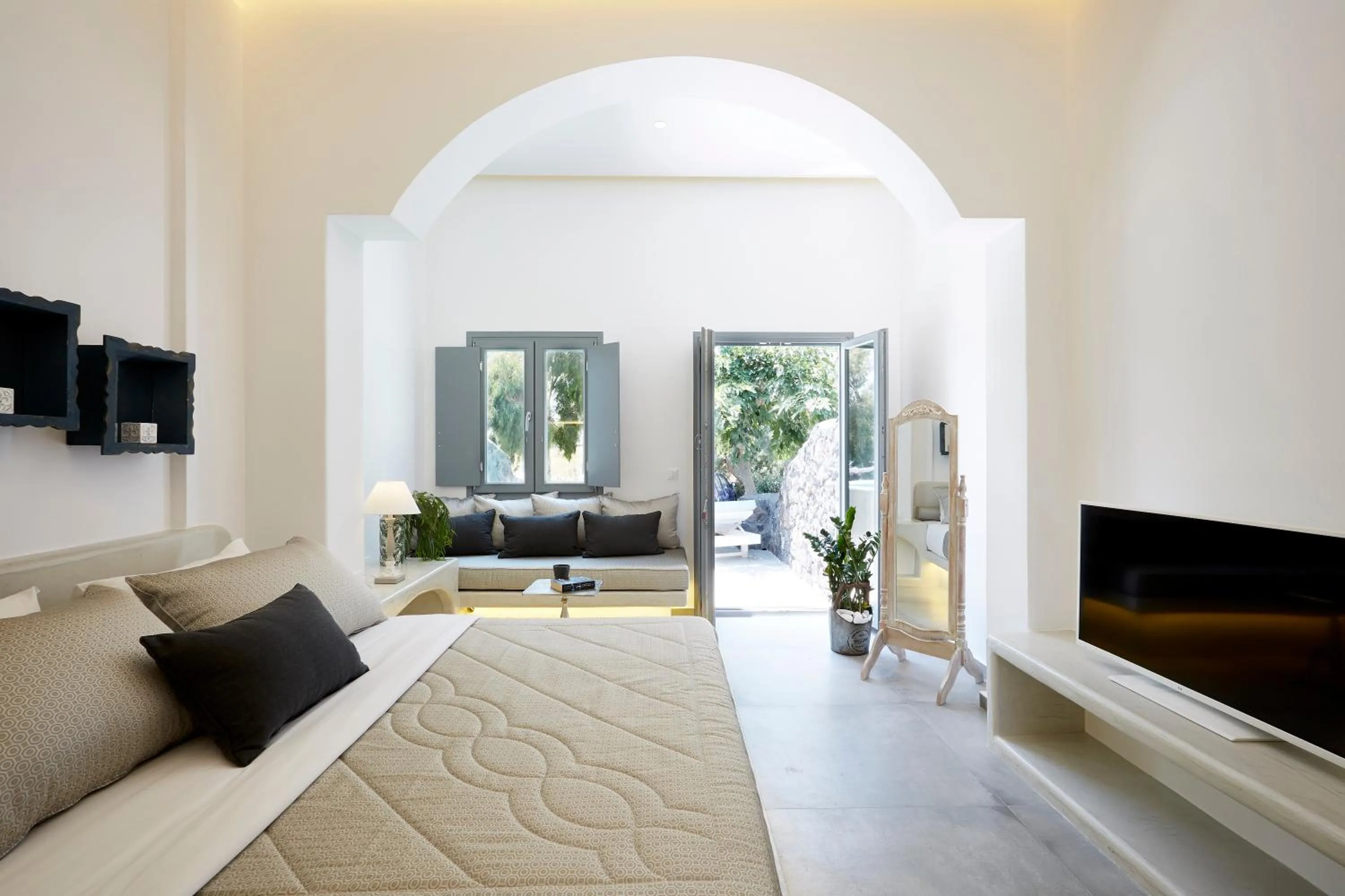 Photo of the whole room, Bed in Amara Suites Santorini