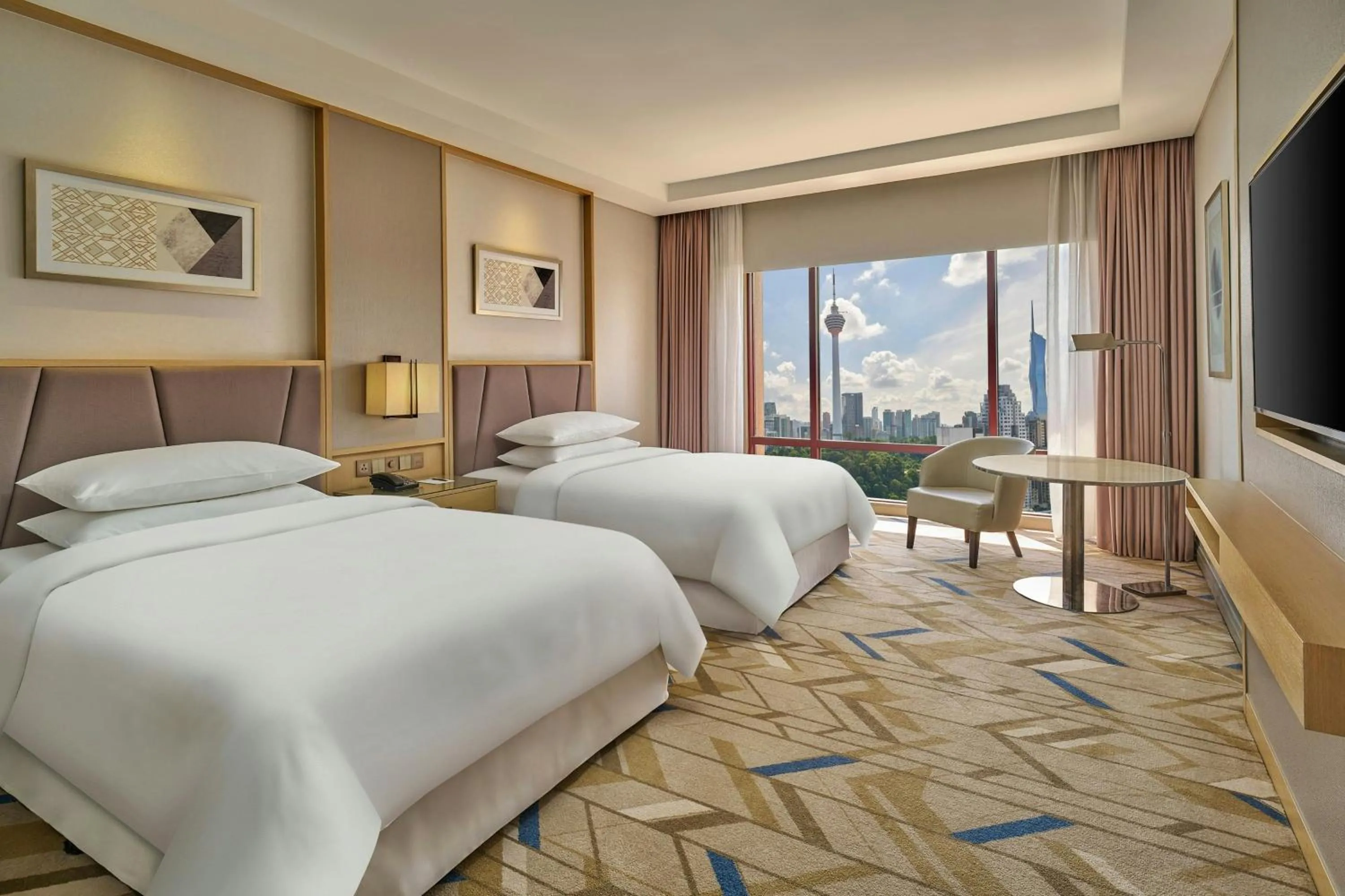 Photo of the whole room, Bed in Sheraton Imperial Kuala Lumpur Hotel