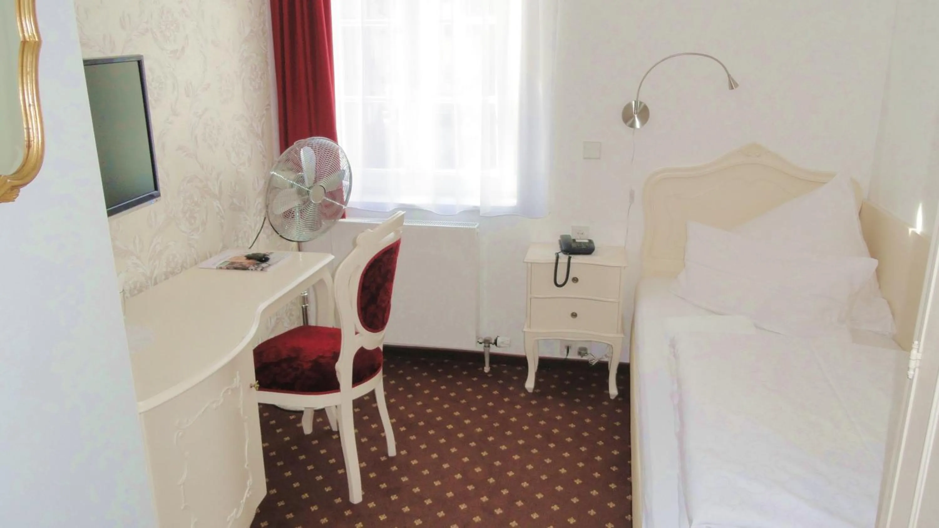 Photo of the whole room in Hotel Einhorn