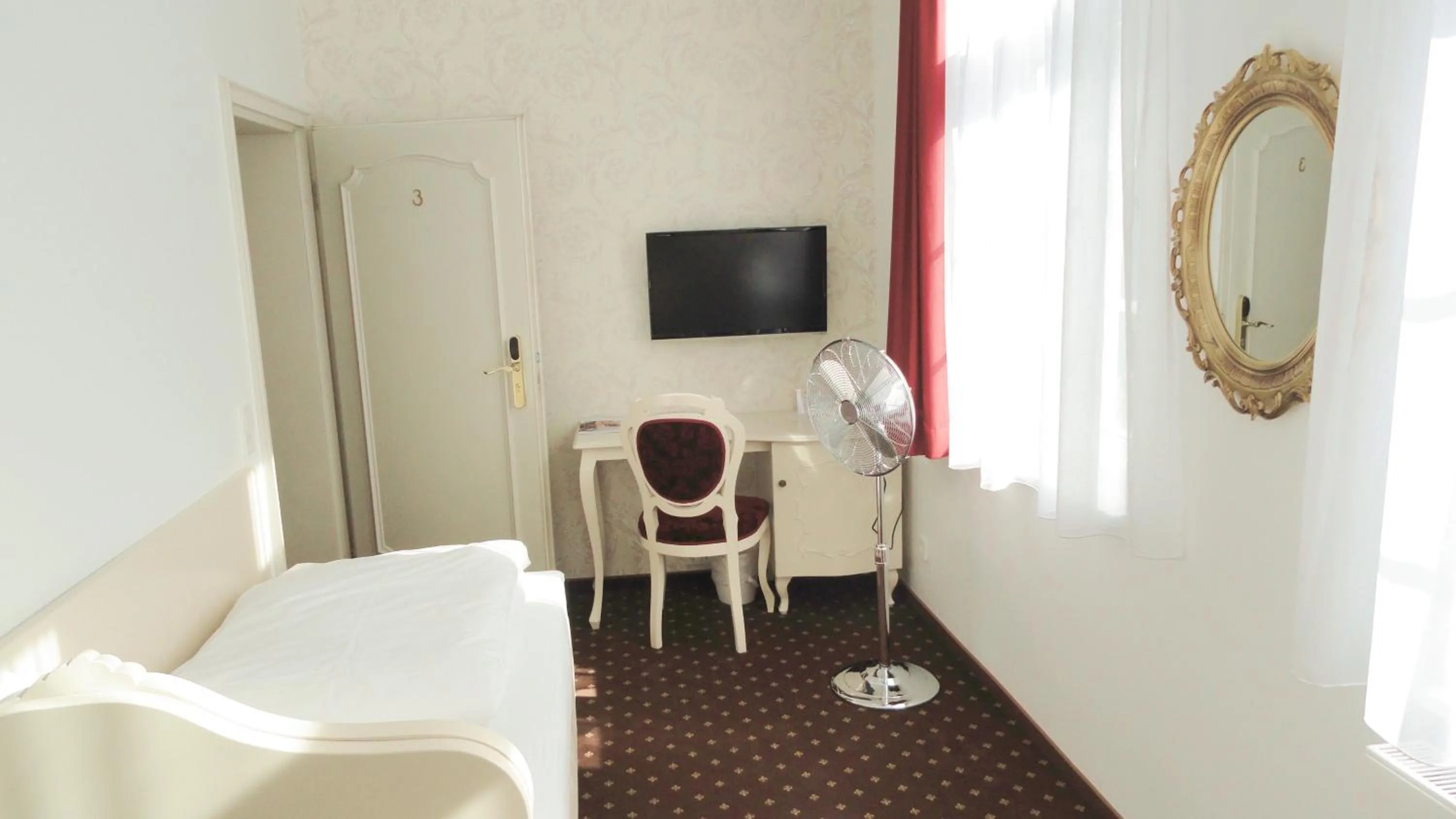 Photo of the whole room, TV/Entertainment Center in Hotel Einhorn