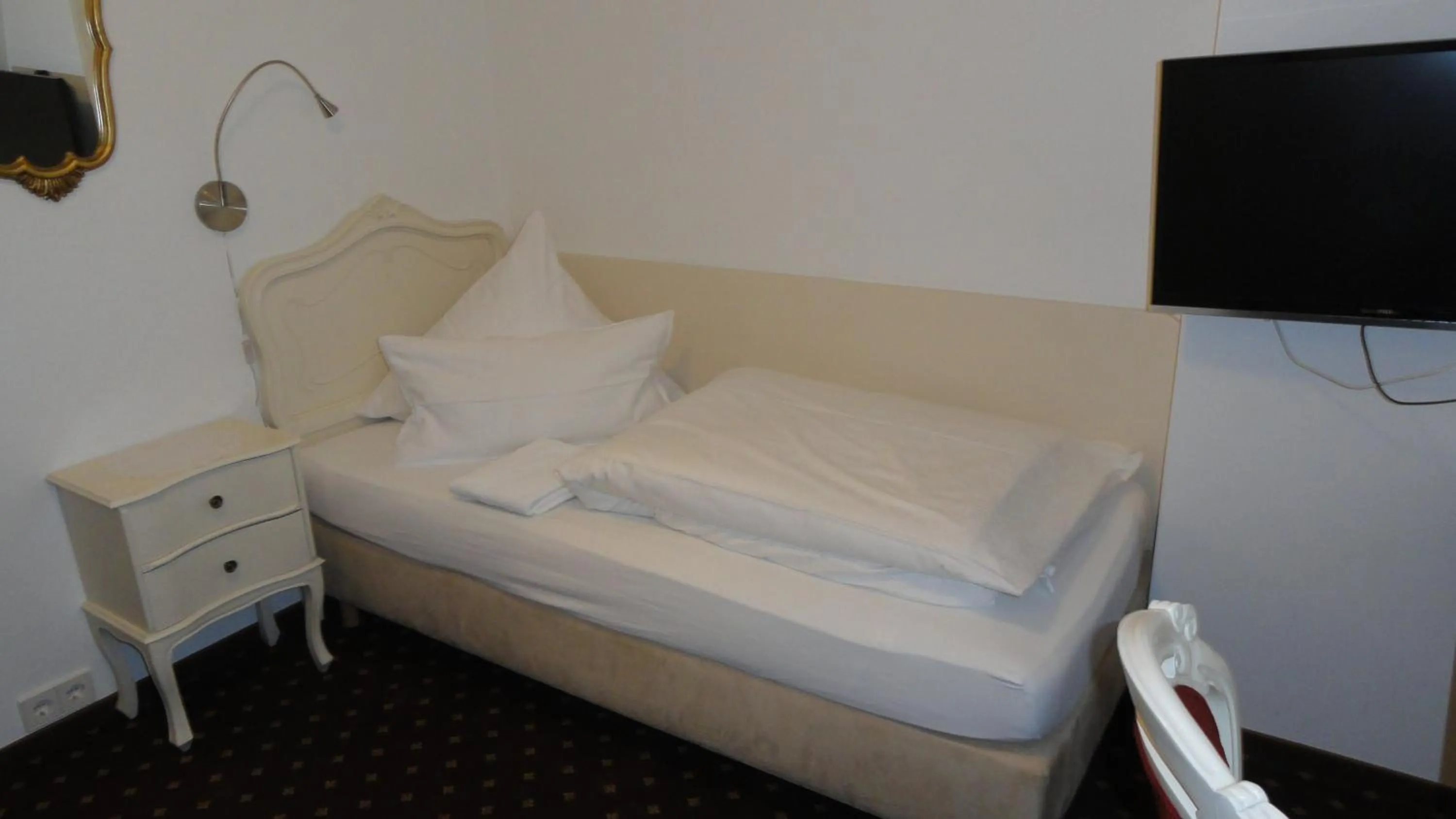 Photo of the whole room, TV/Entertainment Center in Hotel Einhorn