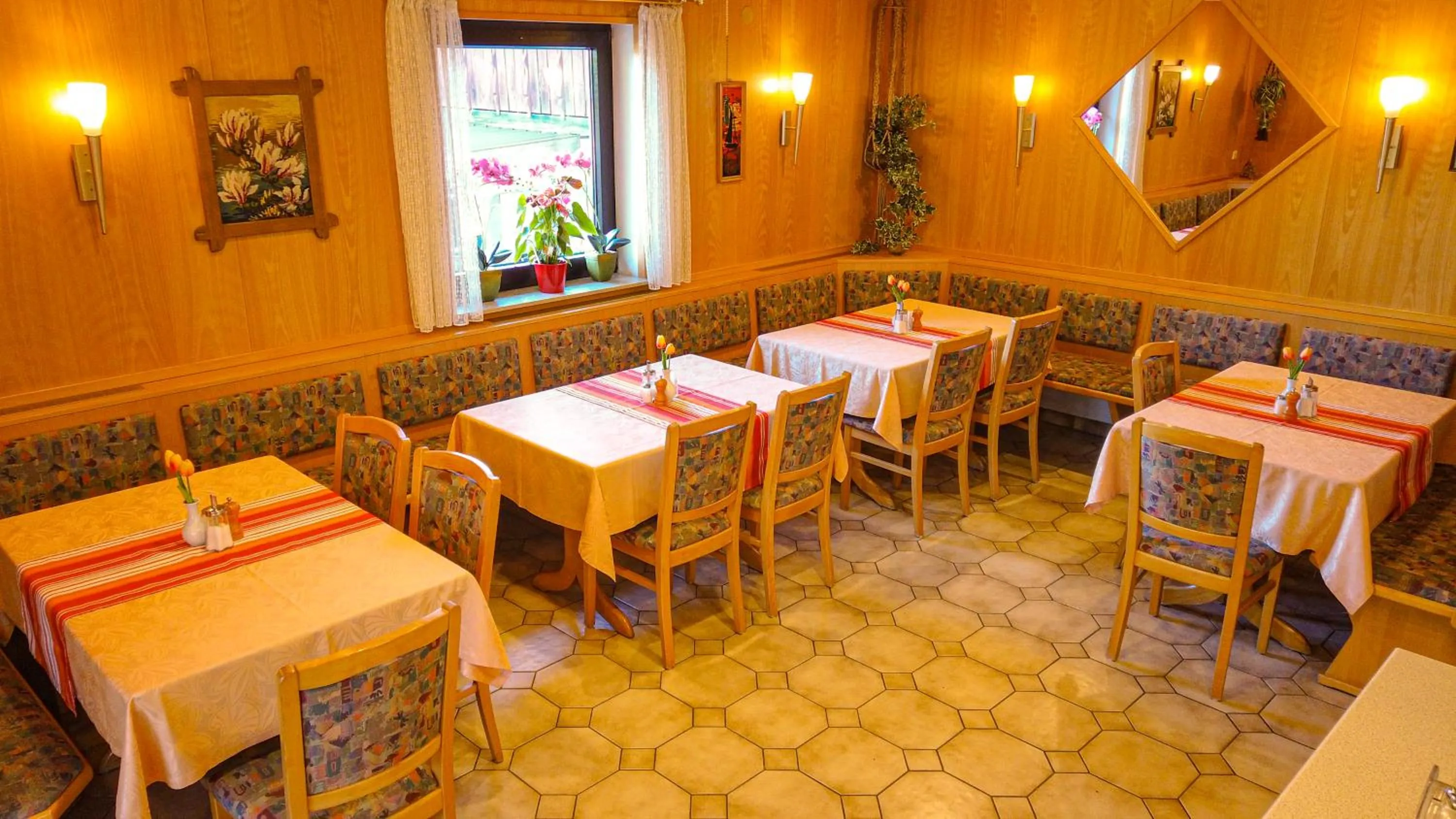 Restaurant/places to eat in Hotel Fausel
