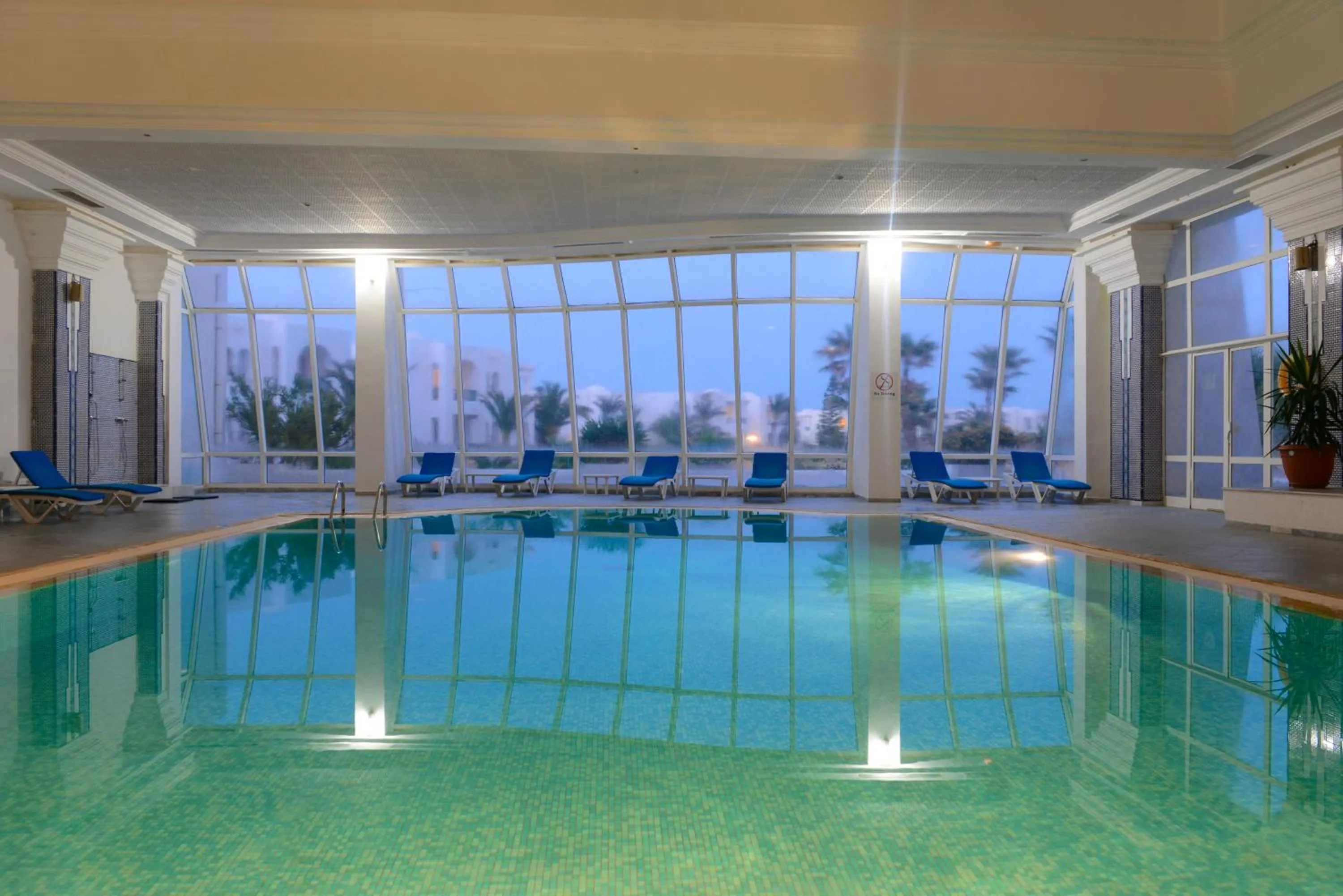 Swimming pool in Vincci Helios Beach