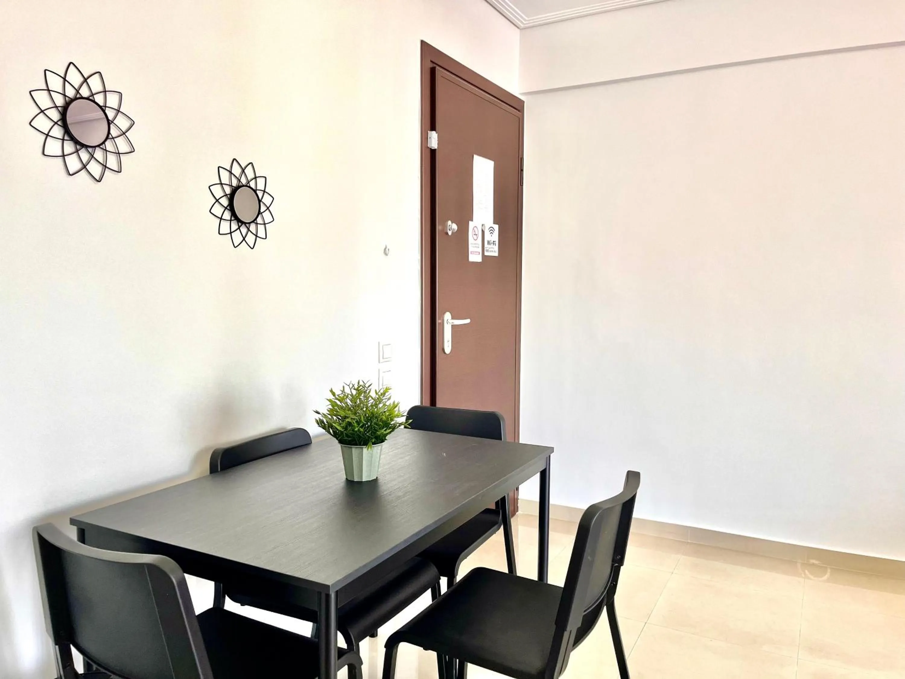 Dining area in Elvita Apartments 2